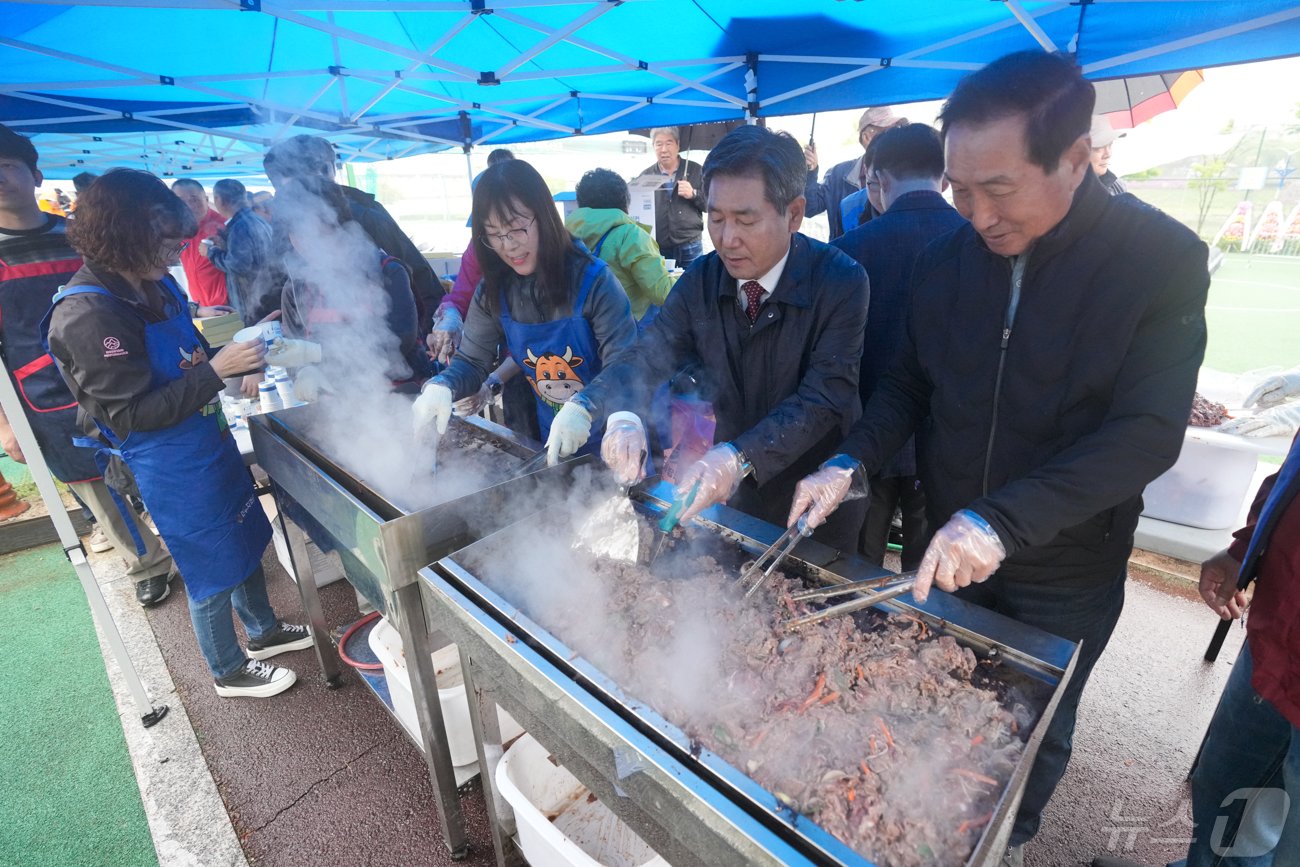 지난해 열린 곰취축제 자료사진.&#40;양구군 제공&#41;/뉴스1