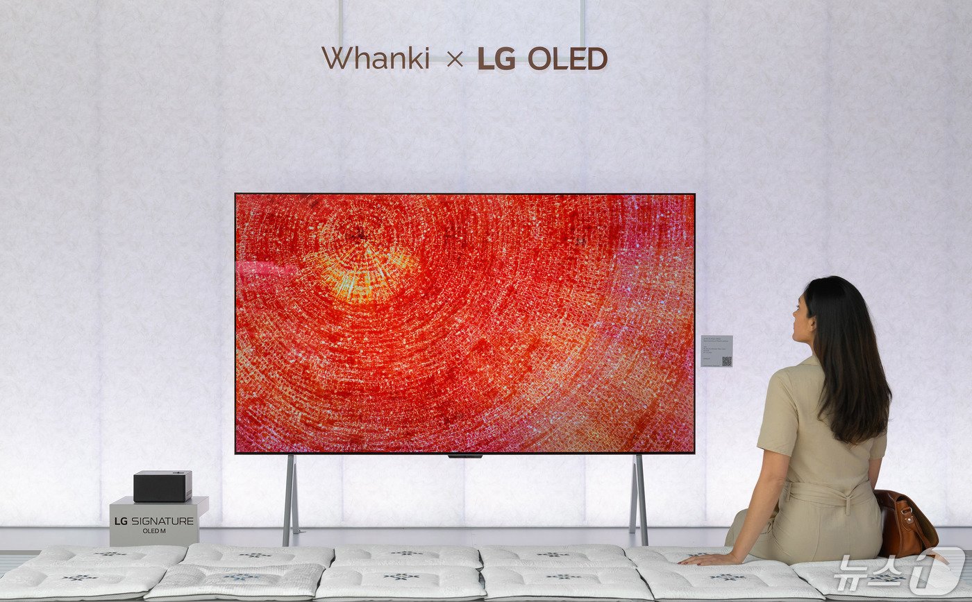 본문 이미지 - LG전자는 세계적인 아트페어 '프리즈 뉴욕'에서 김환기 타계 50주기를 맞아 작가의 대표작을 재해석한 미디어아트 5점을 2024년형 LG 올레드 에보로 선보인다고 2일 밝혔다. 이번 미디어아트 제작에는 박제성 서울대 교수, 안마노 작가, 김대환 작가 등 국내 유명 디지털 아티스트가 참여했다. (LG전자 제공) 2024.5.2/뉴스1