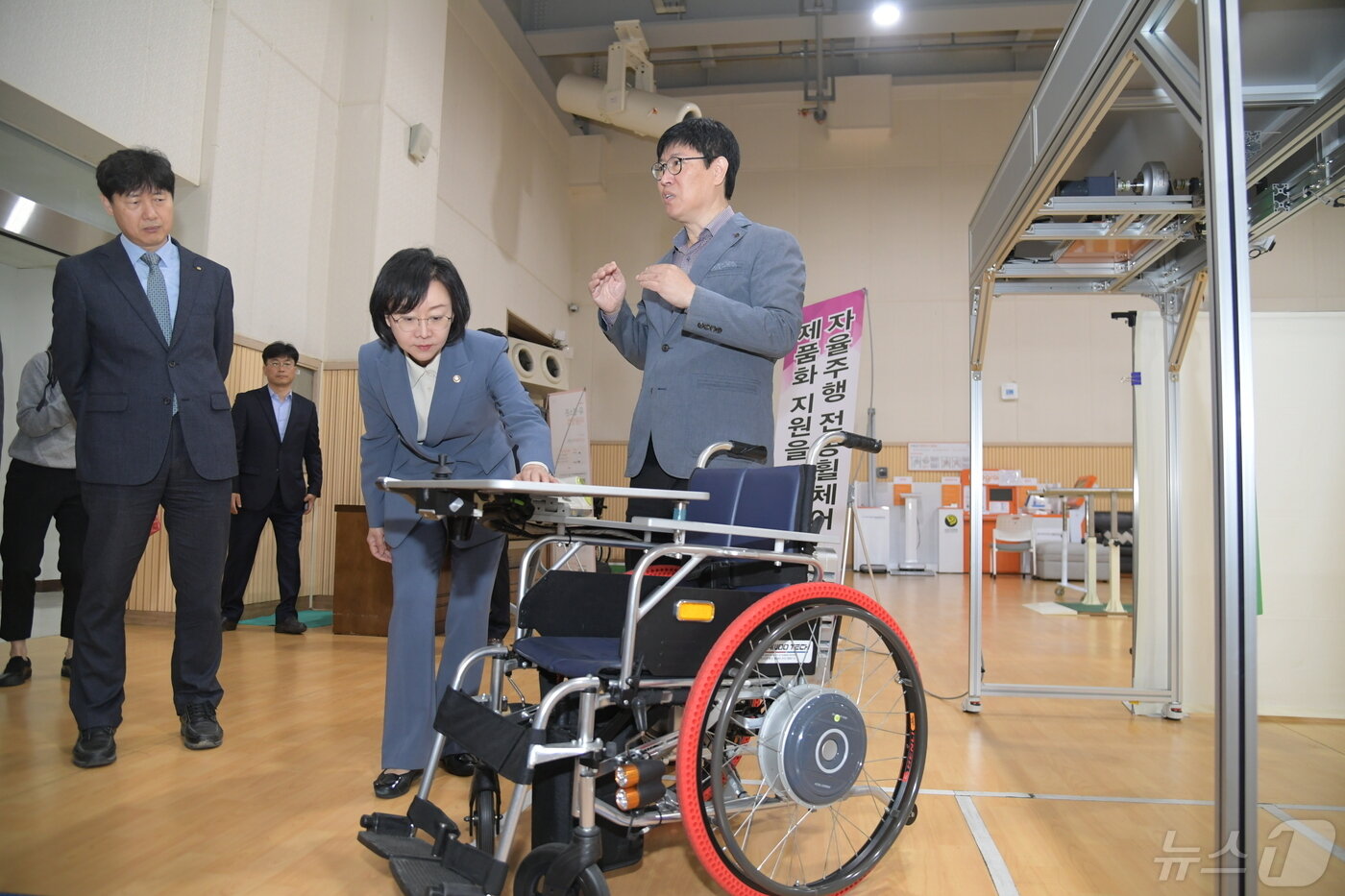 본문 이미지 - 지난해 4월 자율주행 전동휠체어 제품화 지원을 위한 간담회에 참석한 오유경 식품의약품안전처장(식품의약품안전처 제공)