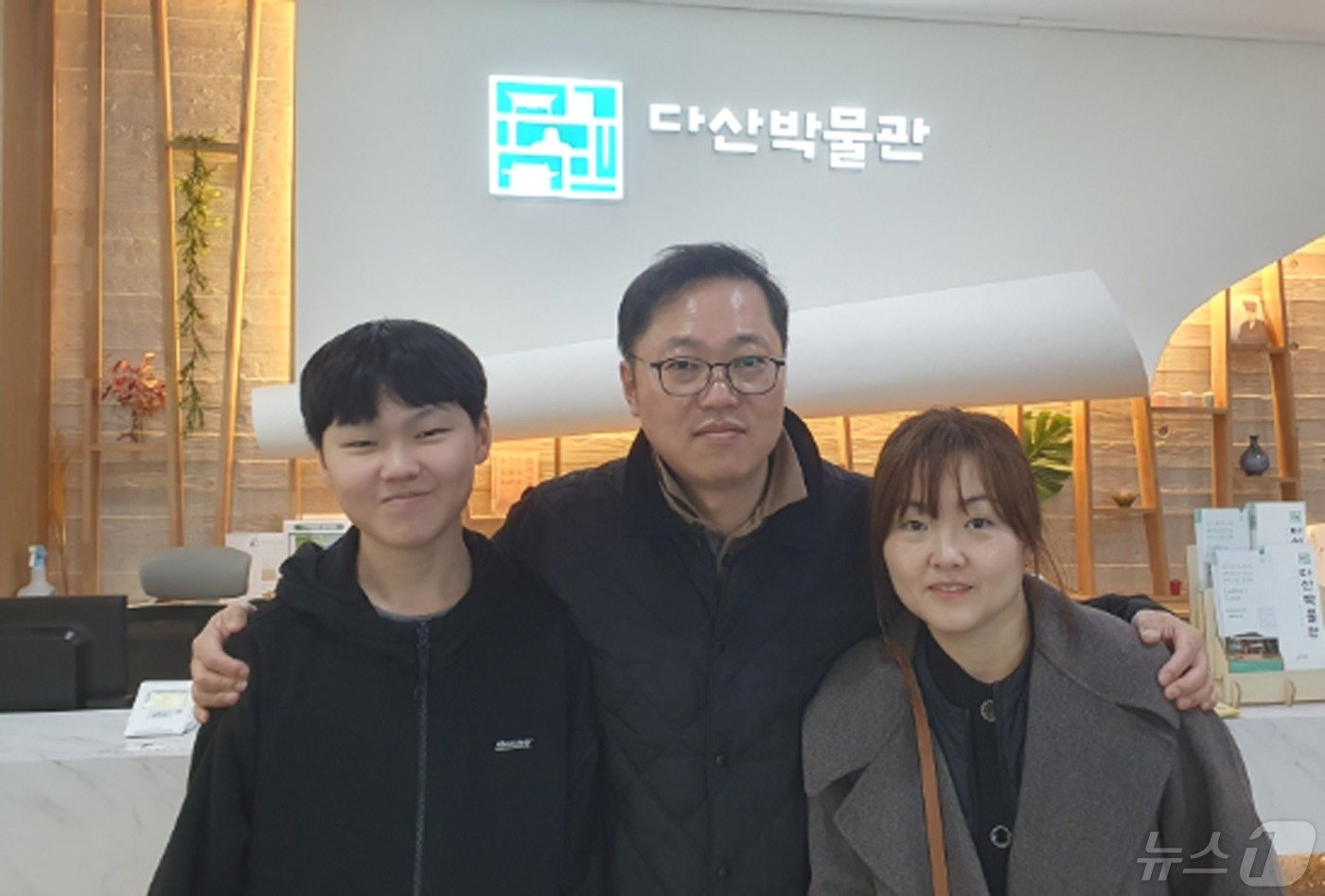 지난 2월 강진여행을 온 최원철 씨&#40;47·사진 가운데&#41; 가족. 오른쪽은 아내 안태연 씨&#40;43&#41;, 왼쪽은 큰아들 최환서 군&#40;14&#41;. ⓒ News1