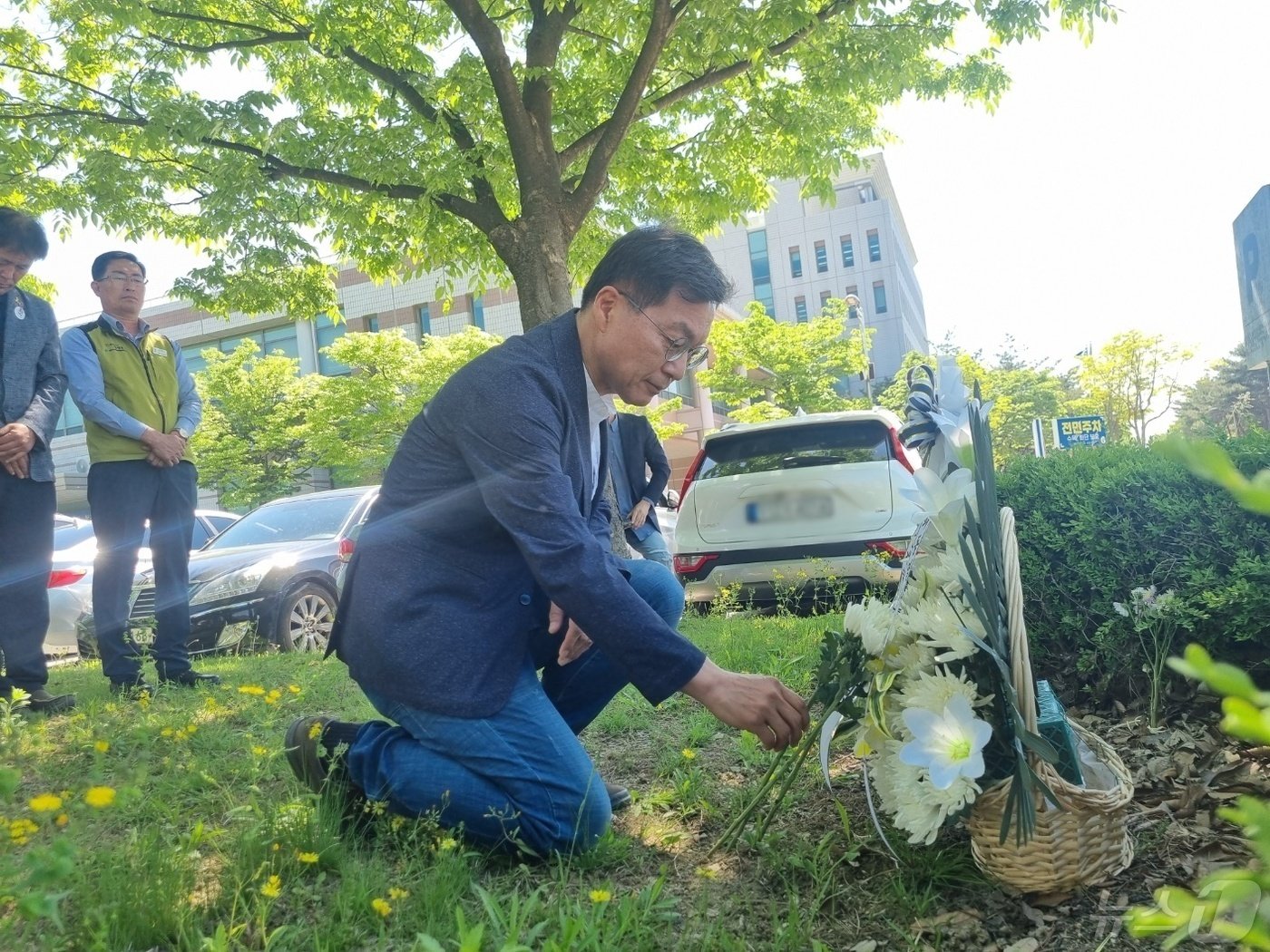 본문 이미지 - 민주노총 건설노조 간부 고(故) 양회동 씨 사망 1주기인 2일 김중남 강릉제일포럼 대표가 당시 양 씨가 분신한 춘천지법 강릉지원 내 화단에서 헌화하고 있다. 2024.5.2/뉴스1 윤왕근 기자