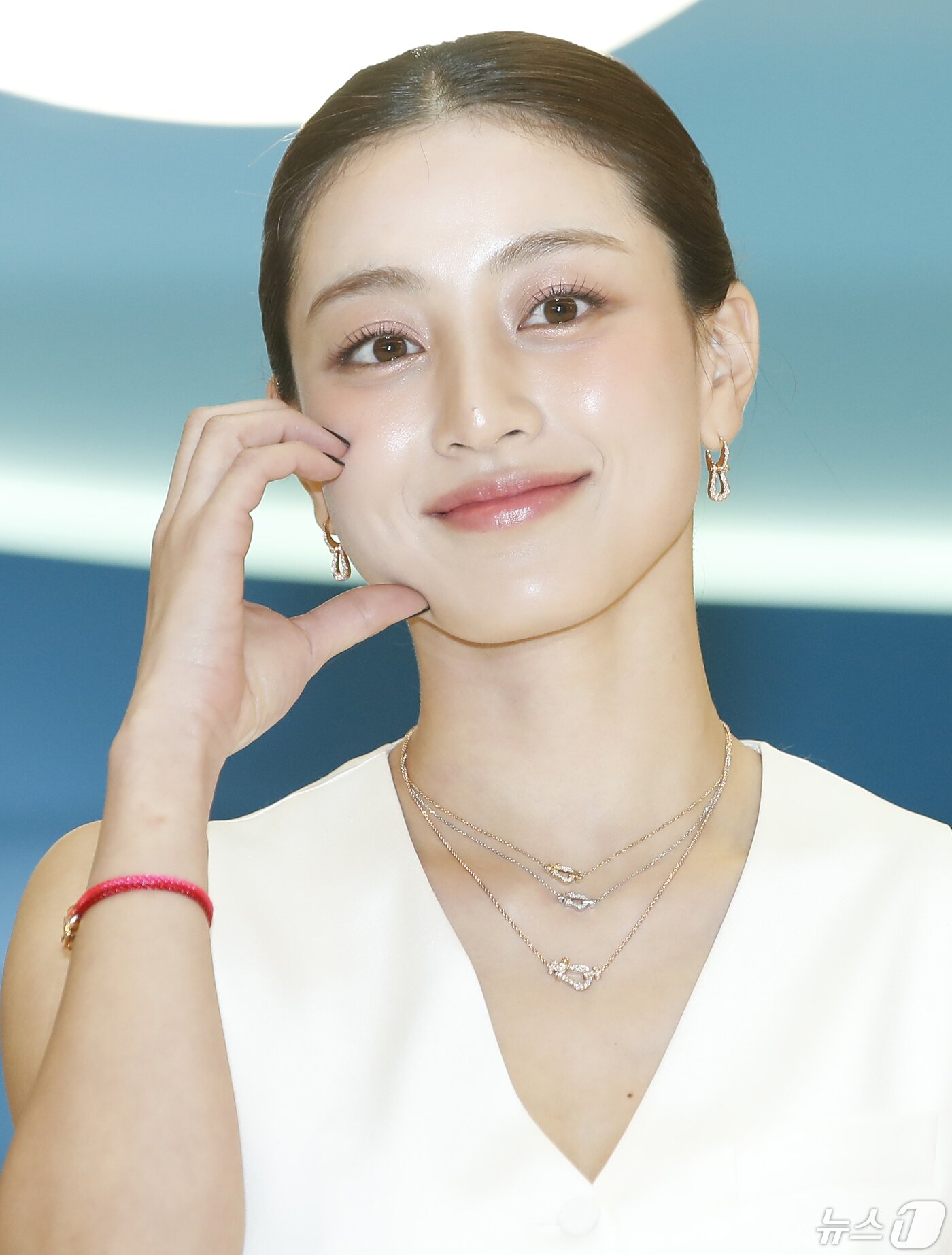 본문 이미지 - 트와이스 지효가 2일 서울 송파구 롯데백화점 에비뉴엘 잠실점에서 진행된 한 주얼리 브랜드 팝업스토어 오픈 기념 포토 이벤트에서 포즈를 취하고 있다. ⓒ News1 권현진 기자