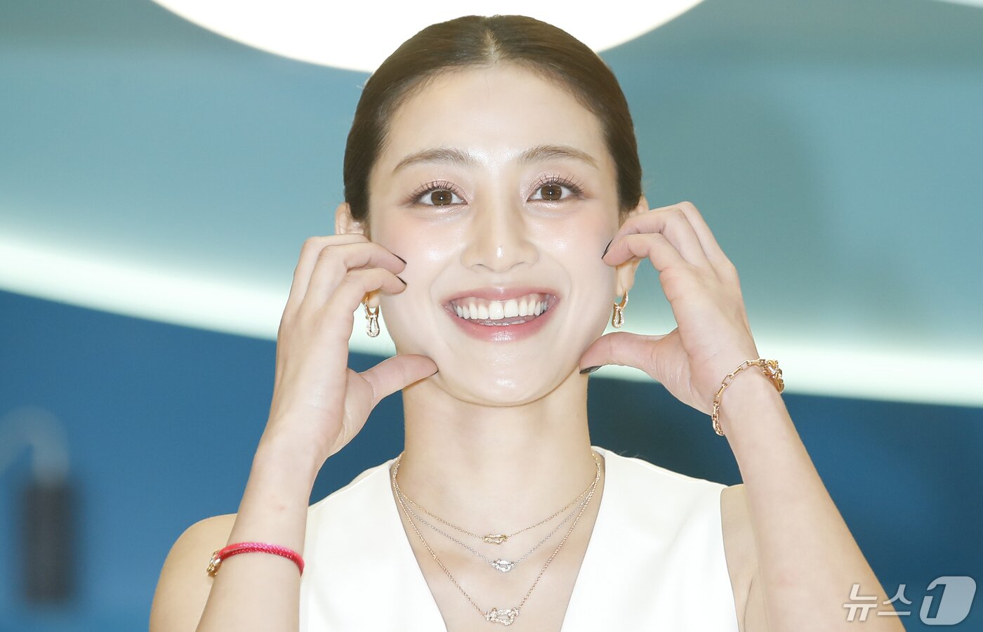 본문 이미지 - 윤성빈과 열애설에 휩싸인 트와이스 지효가 2일 서울 송파구 롯데백화점 에비뉴엘 잠실점에서 진행된 한 주얼리 브랜드 팝업스토어 오픈 기념 포토 이벤트에서 볼 하트를 하고 있다. ⓒ News1 권현진 기자