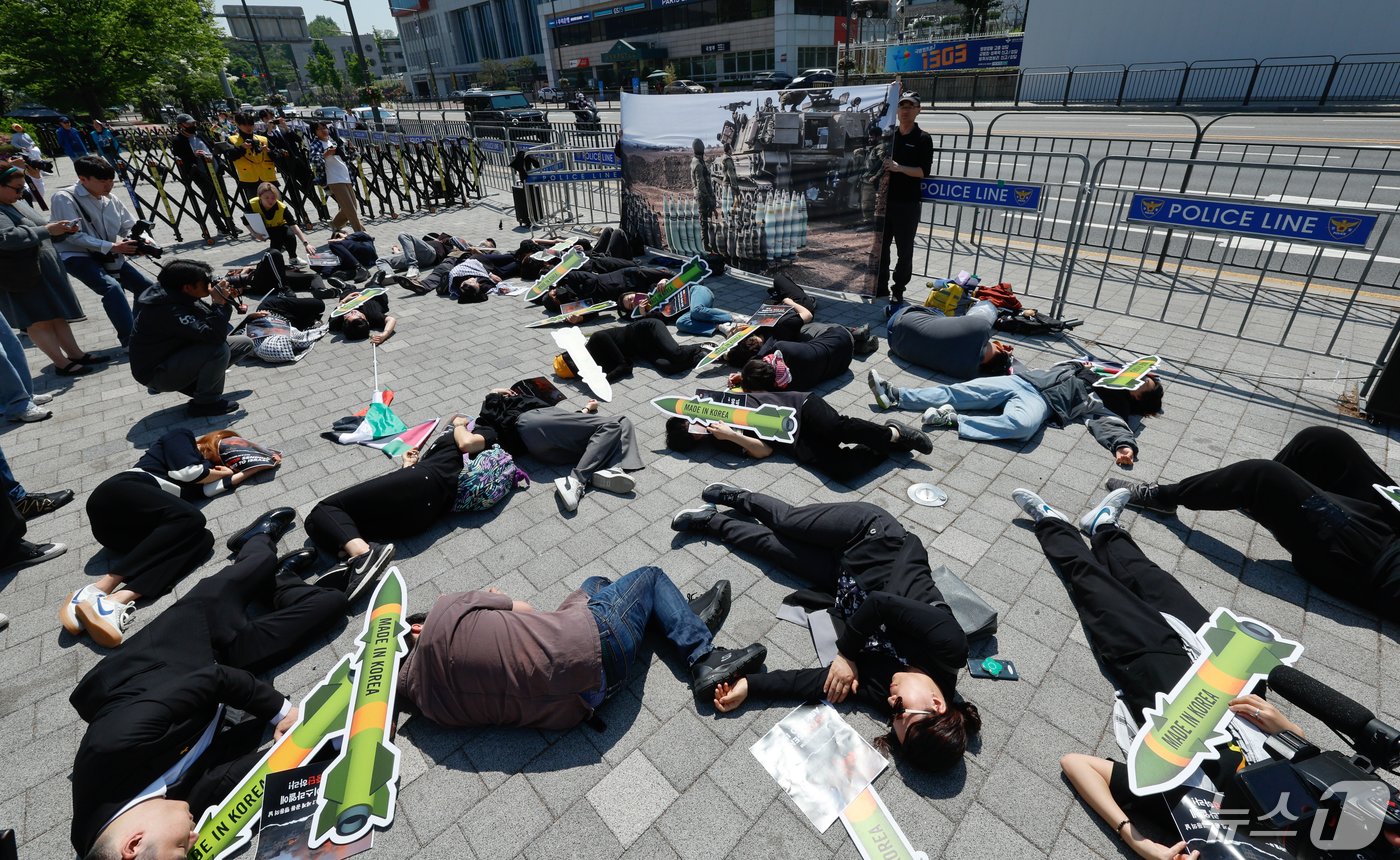 국제앰네스티 한국지부, 아덱스저항행동, 팔레스타인평화연대 회원 등이 2일 서울 용산구 전쟁기념관 앞에서 한국 정부를 향해 이스라엘 무기 수출 중단을 촉구하며 다이 인&#40;Die-in&#41; 퍼포먼스를 펼치고 있다. 2024.5.2/뉴스1 ⓒ News1 안은나 기자