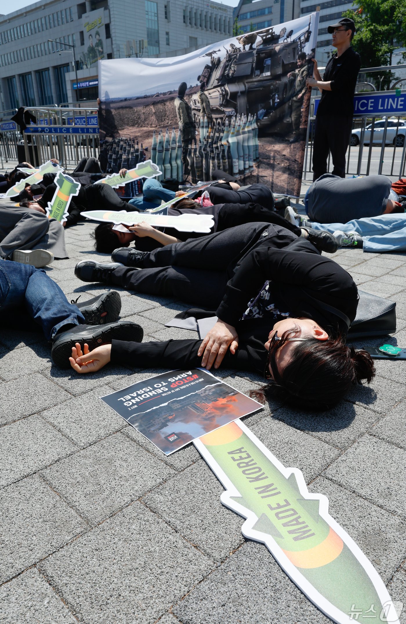 국제앰네스티 한국지부, 아덱스저항행동, 팔레스타인평화연대 회원 등이 2일 서울 용산구 전쟁기념관 앞에서 한국 정부를 향해 이스라엘 무기 수출 중단을 촉구하며 다이 인&#40;Die-in&#41; 퍼포먼스를 펼치고 있다. 2024.5.2/뉴스1 ⓒ News1 안은나 기자