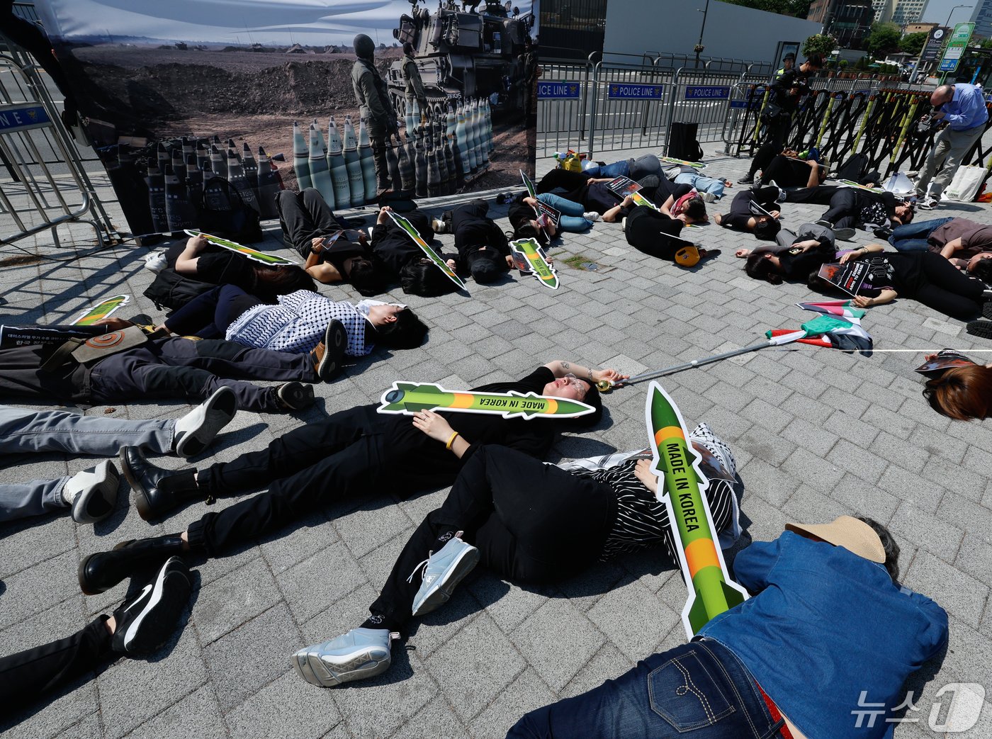 국제앰네스티 한국지부, 아덱스저항행동, 팔레스타인평화연대 회원 등이 2일 서울 용산구 전쟁기념관 앞에서 한국 정부를 향해 이스라엘 무기 수출 중단을 촉구하며 다이 인&#40;Die-in&#41; 퍼포먼스를 펼치고 있다. 2024.5.2/뉴스1 ⓒ News1 안은나 기자