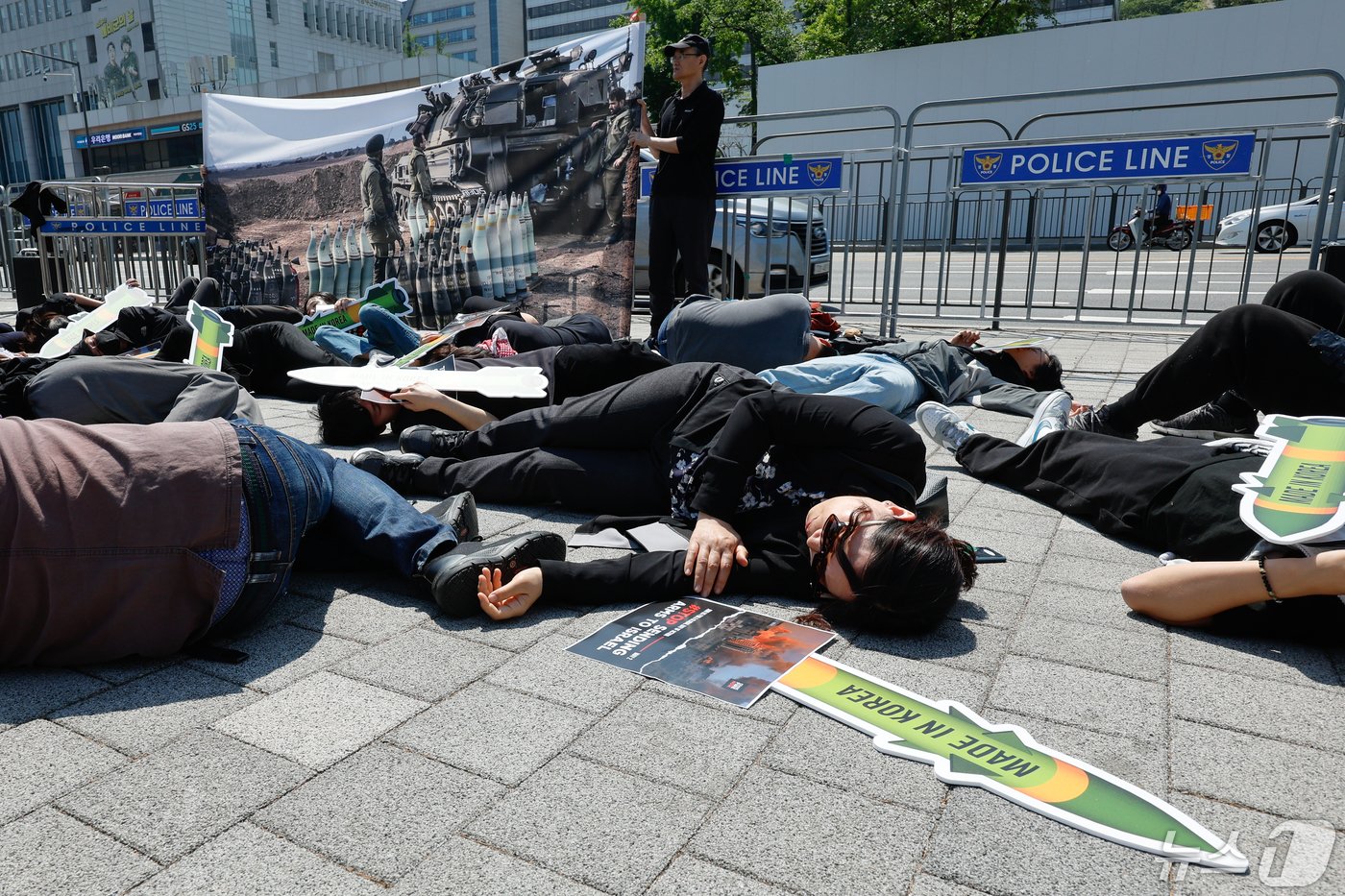 국제앰네스티 한국지부, 아덱스저항행동, 팔레스타인평화연대 회원 등이 2일 서울 용산구 전쟁기념관 앞에서 한국 정부를 향해 이스라엘 무기 수출 중단을 촉구하며 다이 인&#40;Die-in&#41; 퍼포먼스를 펼치고 있다. 2024.5.2/뉴스1 ⓒ News1 안은나 기자