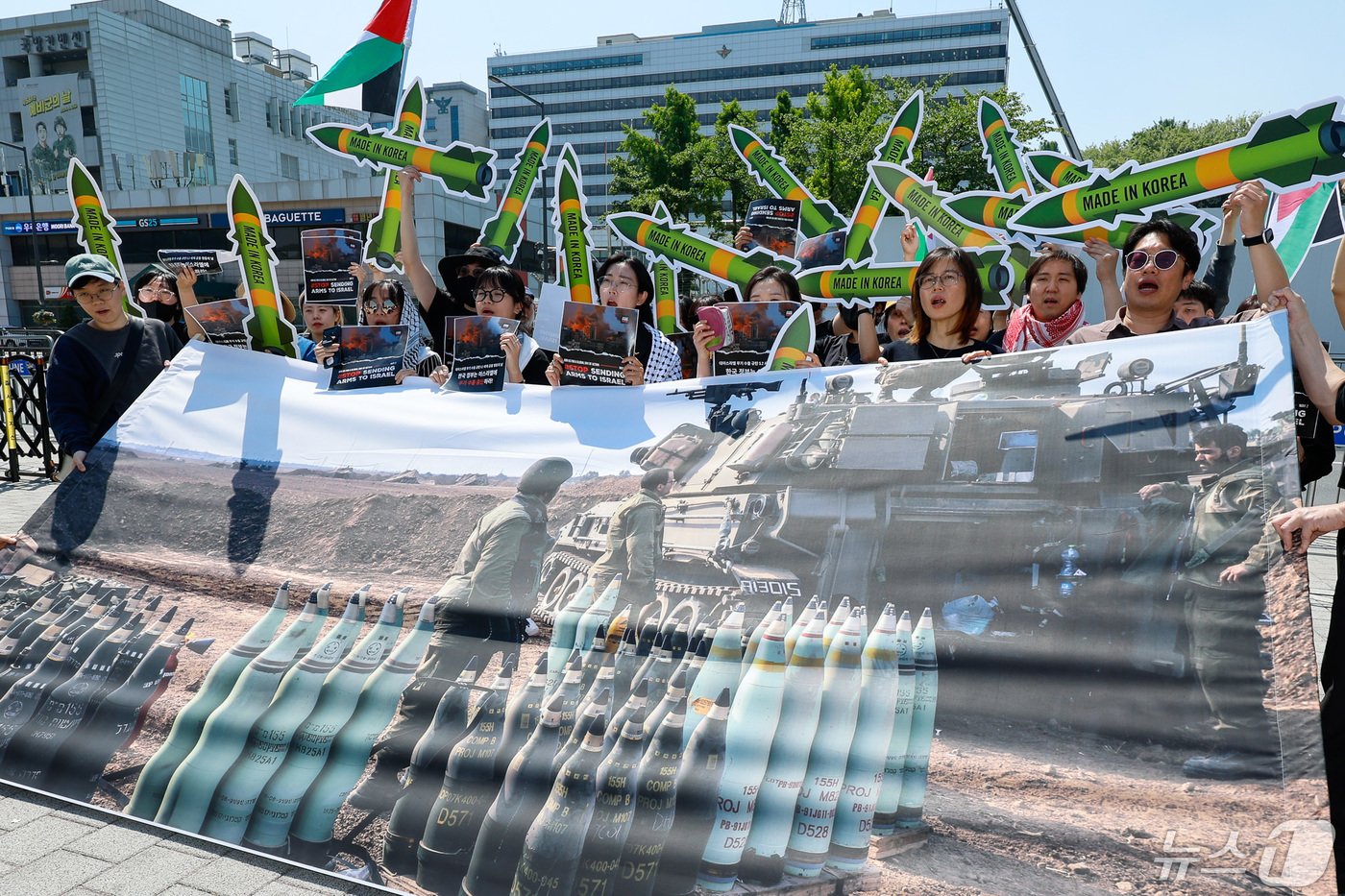 국제앰네스티 한국지부, 아덱스저항행동, 팔레스타인평화연대 회원 등이 2일 서울 용산구 전쟁기념관 앞에서 한국 정부를 향해 이스라엘 무기 수출 중단을 촉구하며 다이 인&#40;Die-in&#41; 퍼포먼스를 마친 뒤 구호를 외치고 있다. 2024.5.2/뉴스1 ⓒ News1 안은나 기자