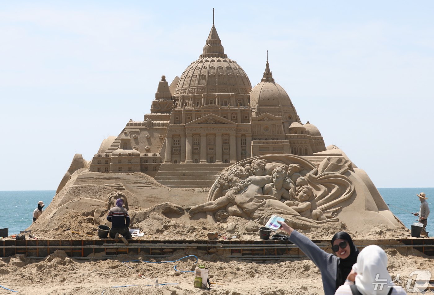 본문 이미지 - 2024 부산 해운대 모래축제 준비 중인 해운대해수욕장에서 관광객들과 시민들이 즐거운 시간을 보내고 있다.  2024.5.2/뉴스1 ⓒ News1 윤일지 기자