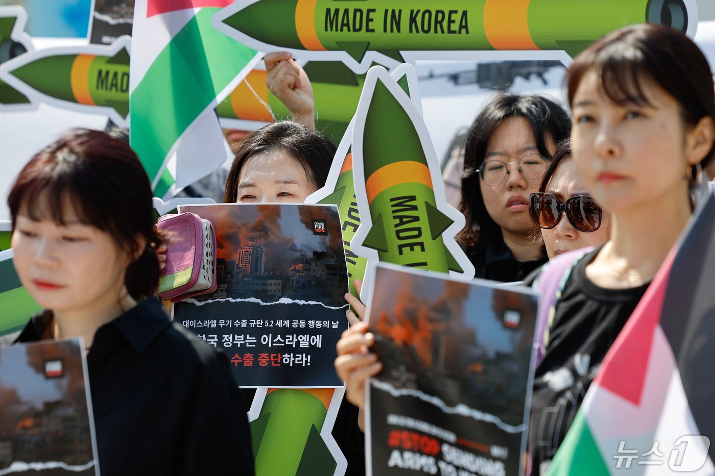 2일 서울 용산구 전쟁기념관 앞에서 열린 국제앰네스티 한국지부, 아덱스저항행동, 팔레스타인평화연대 주최 &#39;한국 정부 대이스라엘 무기 수출 규탄 기자회견&#39;에서 한 참가자가 손팻말과 성경을 들고 있다. 2024.5.2/뉴스1 ⓒ News1 안은나 기자