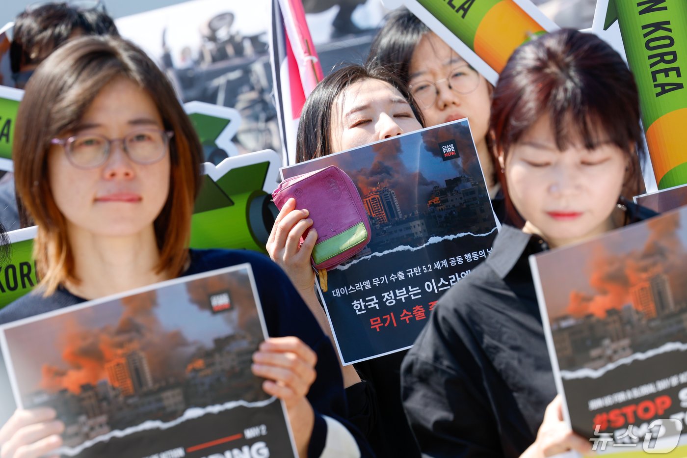 2일 서울 용산구 전쟁기념관 앞에서 열린 국제앰네스티 한국지부, 아덱스저항행동, 팔레스타인평화연대 주최 &#39;한국 정부 대이스라엘 무기 수출 규탄 기자회견&#39;에서 한 참가자가 성경과 손팻말을 들고 있다. 2024.5.2/뉴스1 ⓒ News1 안은나 기자