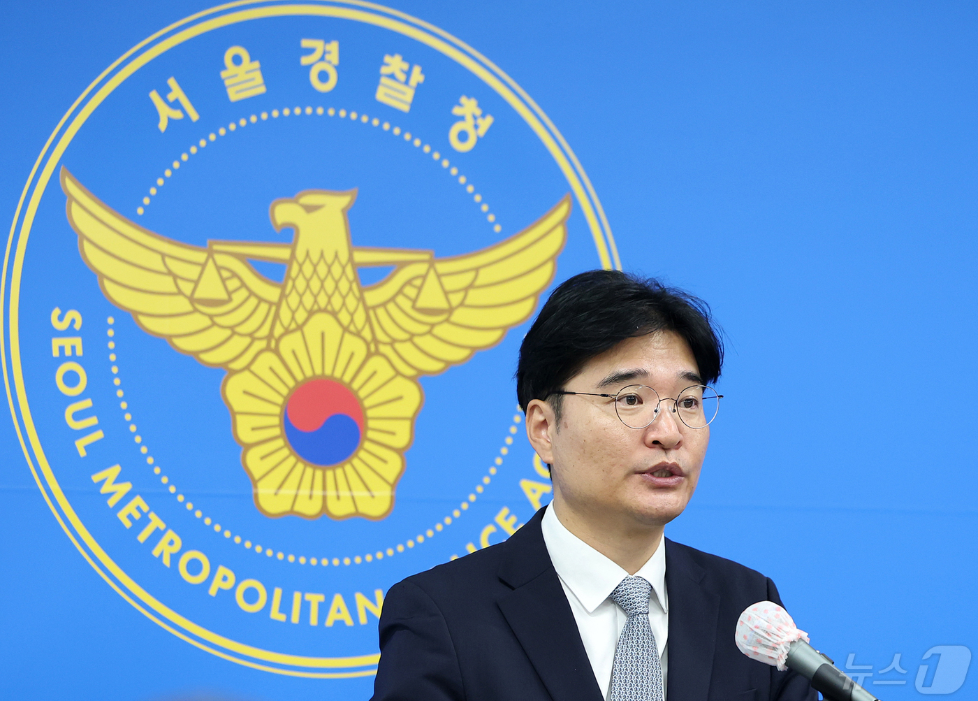 (서울=뉴스1) 김진환 기자 = 배은철 서울경찰청 광역수사단 형사기동대 2팀 팀장이 2일 오전 서울 마포구 서울경찰청 광역수사단에서 열린 수도권 일대 무자본갭투자 방식의 대규모 ‘ …