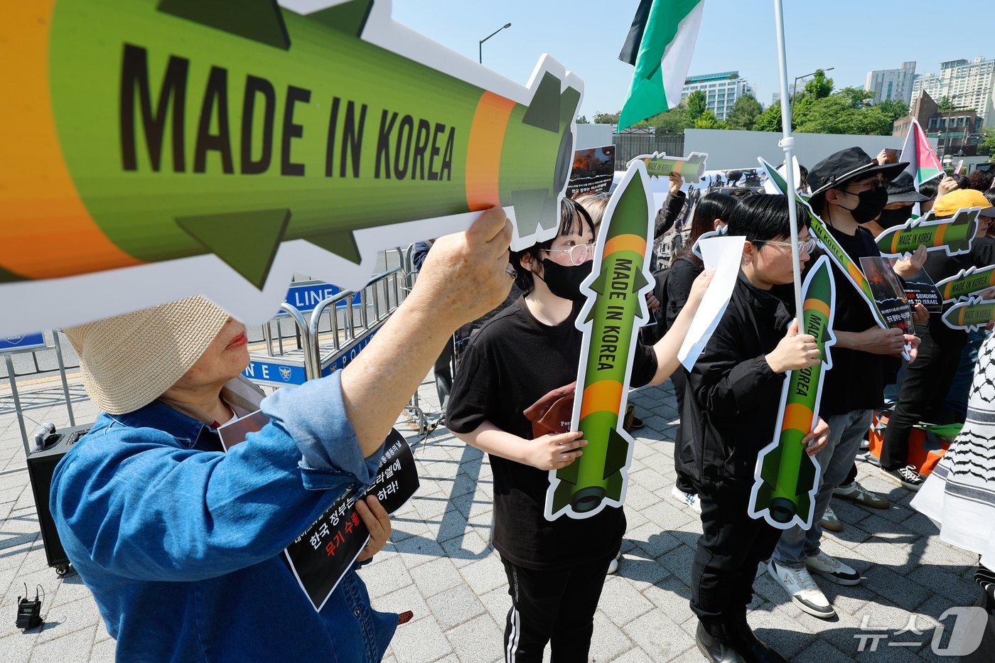 2일 서울 용산구 전쟁기념관 앞에서 열린 국제앰네스티 한국지부, 아덱스저항행동, 팔레스타인평화연대 주최 &#39;한국 정부 대이스라엘 무기 수출 규탄 기자회견&#39;에서 참가자들이 &#39;Made in Korea&#39;라고 적힌 미사일 피켓을 들고 있다. 2024.5.2/뉴스1 ⓒ News1 안은나 기자