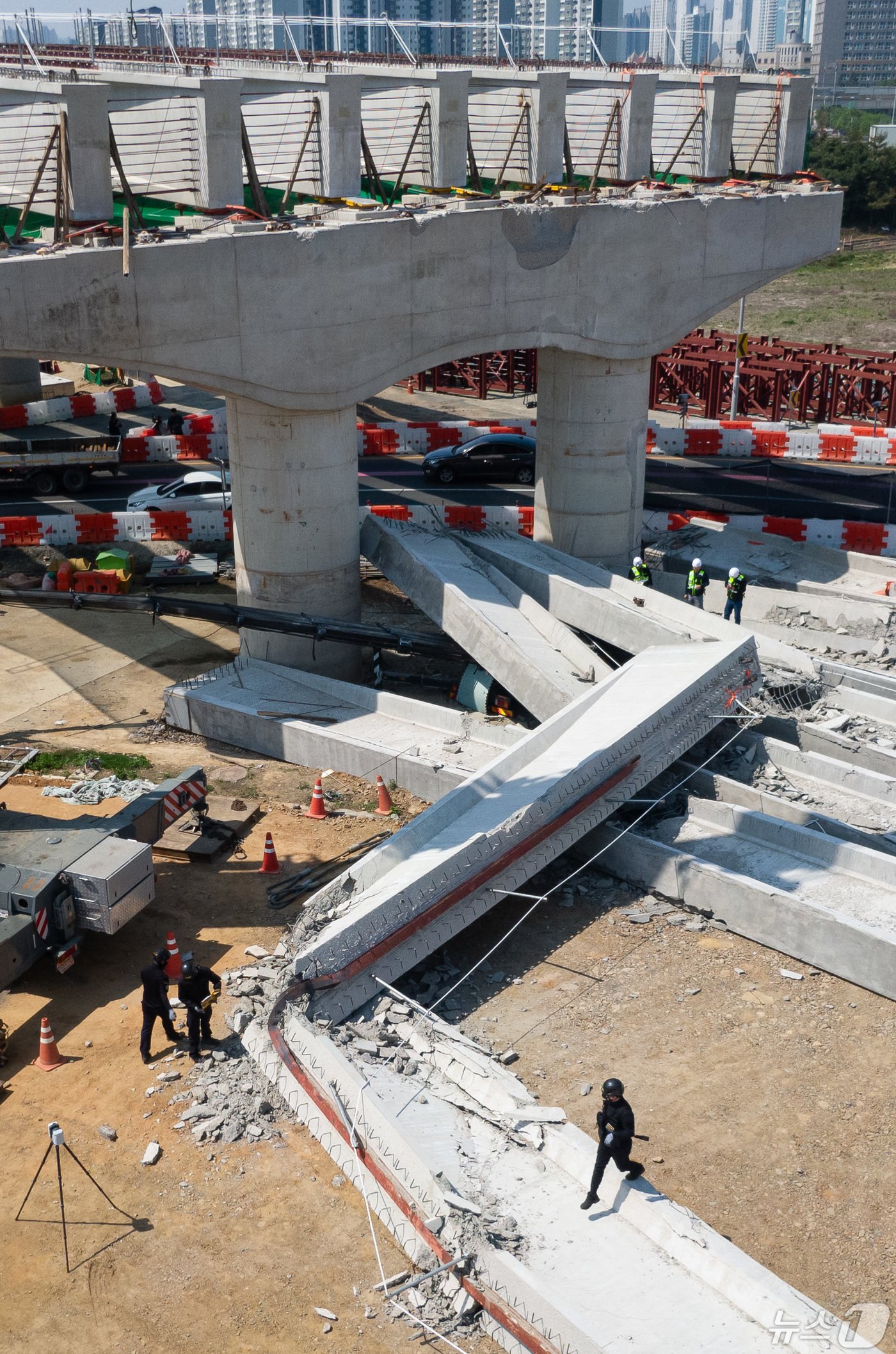 본문 이미지 - 유관기관 합동감식반이 2일 경기 시흥시 월곶동 월곶고가교 공사 현장 일대에서 고가교량 상판 구조물 붕괴사고에 대한 합동감식을 하고 있다. 합동감식에는 경기남부경찰청 과학수사대를 비롯해 국립과학수사연구원, 고용노동부, 국토안전관리원 등 약 30명이 투입됐다. 앞서 지난 4월30일 월곶동 시화MTV 서해안 우회도로 건설 현장에서 설치 중이던 고가교량 상판 구조물이 붕괴돼 당시 공사 관계자 7명이 다쳤으며 이중 1명은 중상이다. 2024.5.2/뉴스1 ⓒ News1 유승관 기자
