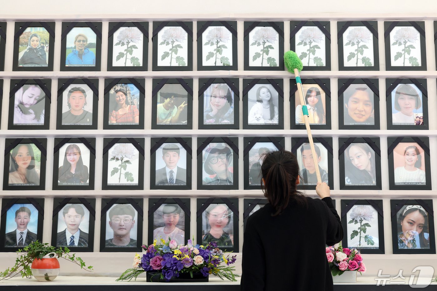 본문 이미지 - 10·29 이태원 참사 피해자 권리보장, 진상규명을 위한 이태원 참사 특별법 국회 본회의 표결 처리가 예정된 2일 서울 중구 서울도서관 앞 10.29 이태원 참사 희생자 합동분향소에서 관계자들이 분향소를 정리하고 있다.  2024.5.2/뉴스1 ⓒ News1 박정호 기자