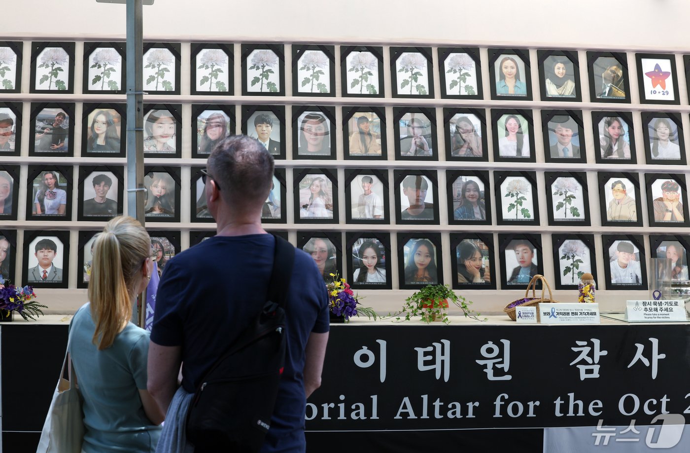 본문 이미지 - 10·29 이태원 참사 피해자 권리보장, 진상규명을 위한 이태원 참사 특별법 국회 본회의 표결 처리가 예정된 2일 서울 중구 서울도서관 앞 10.29 이태원 참사 희생자 합동분향소에서 외국인 관광객들이 희생자 영정을 바라보고 있다. 여야는 전날 이태원 참사 특별조사위원회(특조위) 구성, 특조위 조사 권한 등을 골자로 한 이태원특별법 수정안에 합의했다. 2024.5.2/뉴스1 ⓒ News1 박정호 기자