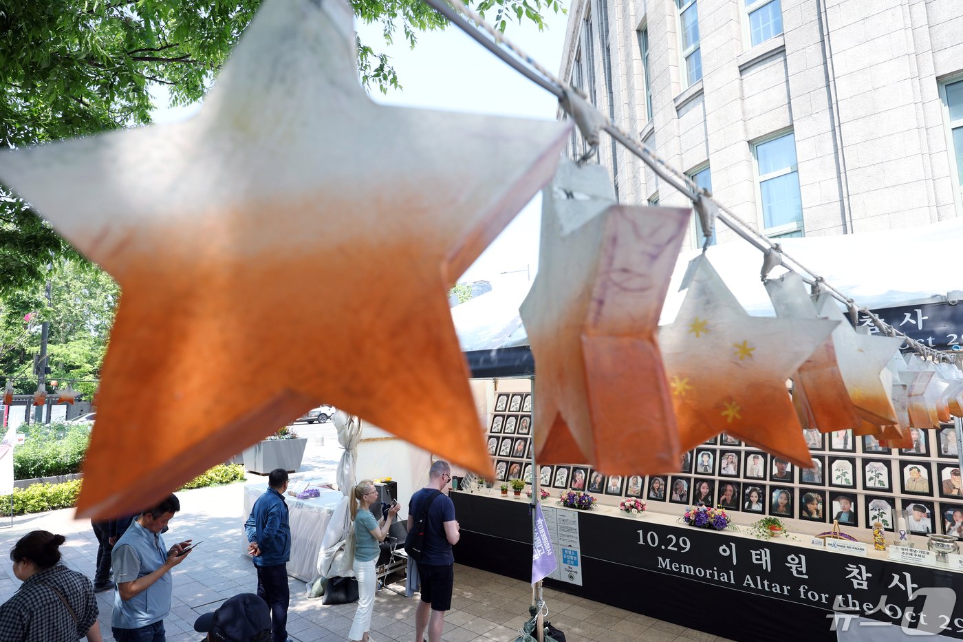 본문 이미지 - 10·29 이태원 참사 피해자 권리보장, 진상규명을 위한 이태원 참사 특별법 국회 본회의 표결 처리가 예정된 2일 서울 중구 서울도서관 앞 10.29 이태원 참사 희생자 합동분향소에서 외국인 관광객과 시민들이 추모 묵념을 하고 있다.  2024.5.2/뉴스1 ⓒ News1 박정호 기자