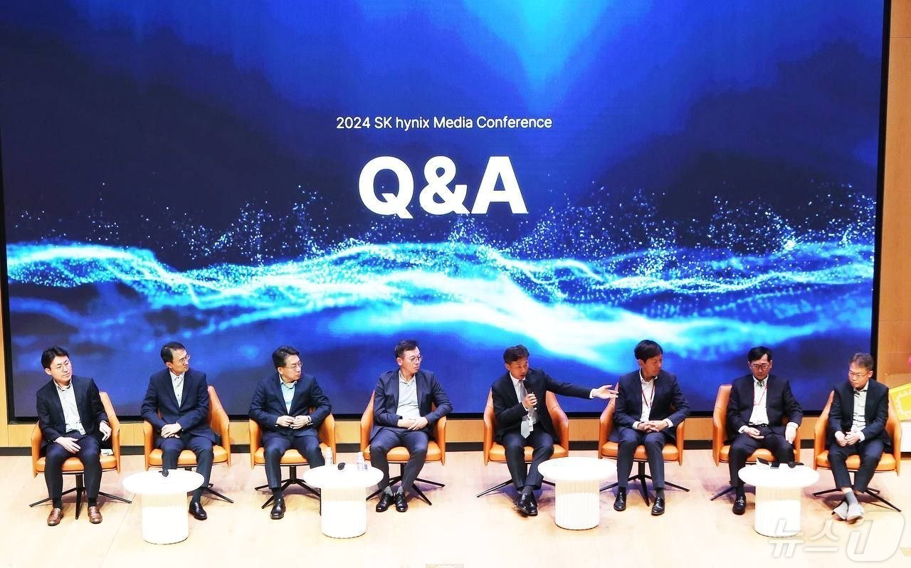 본문 이미지 -  SK하이닉스가 2일 오전 이천 본사에서 기자간담회를 진행했다. &#40;왼쪽부터&#41; 류병훈 부사장&#40;미래전략 담당&#41;, 최우진 부사장&#40;P&T 담당&#41;, 김영식 부사장&#40;제조기술 담당&#41;, 김주선 사장&#40;AI Infra 담당&#41;, 곽노정 대표이사 사장, 안현 부사장&#40;N-S Committee 담당&#41;, 김우현 부사장&#40;CFO&#41;, 김종환 부사장&#40;D램개발 담당&#41;. &#40;SK하이닉스 제공&#41;