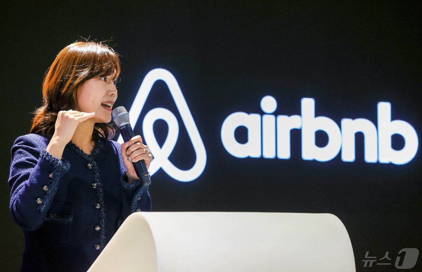 본문 이미지 - 서가연 에어비앤비 코리아 컨트리 매니저가 2024년 여름 업그레이드 내용을 설명하고 있다.(에어비앤비 제공) ⓒ News1