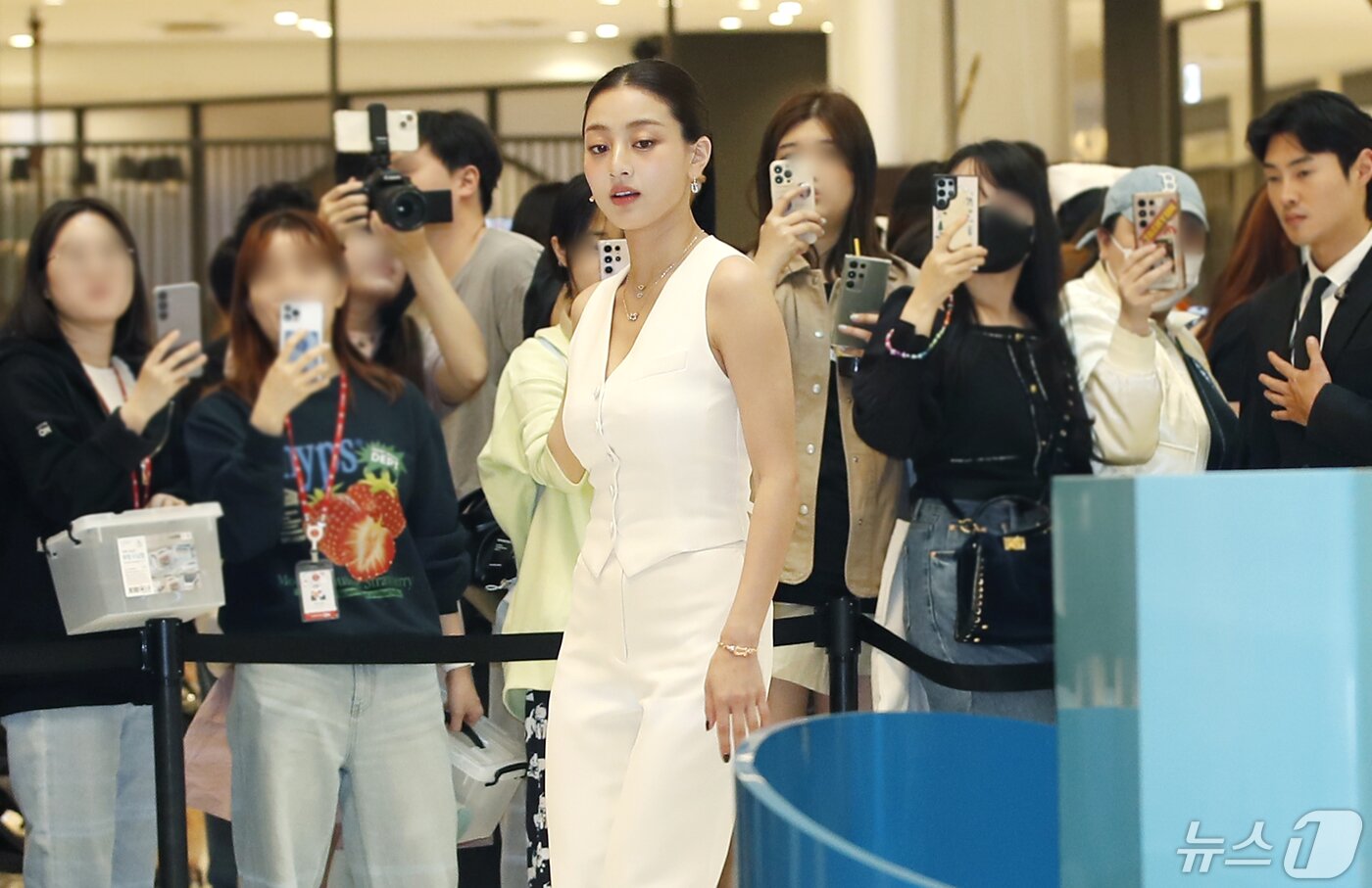 본문 이미지 - 트와이스 지효가 2일 서울 송파구 롯데백화점 에비뉴엘 잠실점에서 진행된 프레드&#40;FRED&#41;의 &#39;포스텐 크루즈&#39; 팝업스토어 오픈 행사에 참석하고 있다. ⓒ News1 권현진 기자