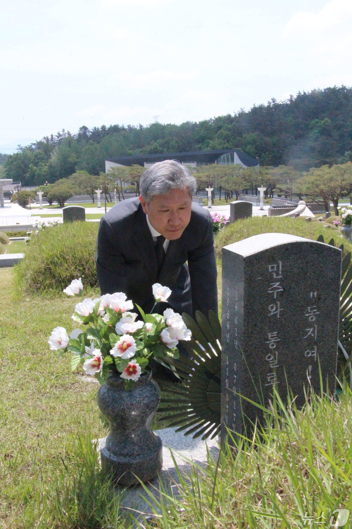 본문 이미지 - 고 노태우 전 대통령의 장남 노재헌씨(59)가 2일 오전 광주 북구 국립 5·18민주묘지 참배 후 김형영 열사의 묘를 찾아 묵념하고 있다.2024.5.2/뉴스1 ⓒ News1 박지현 기자