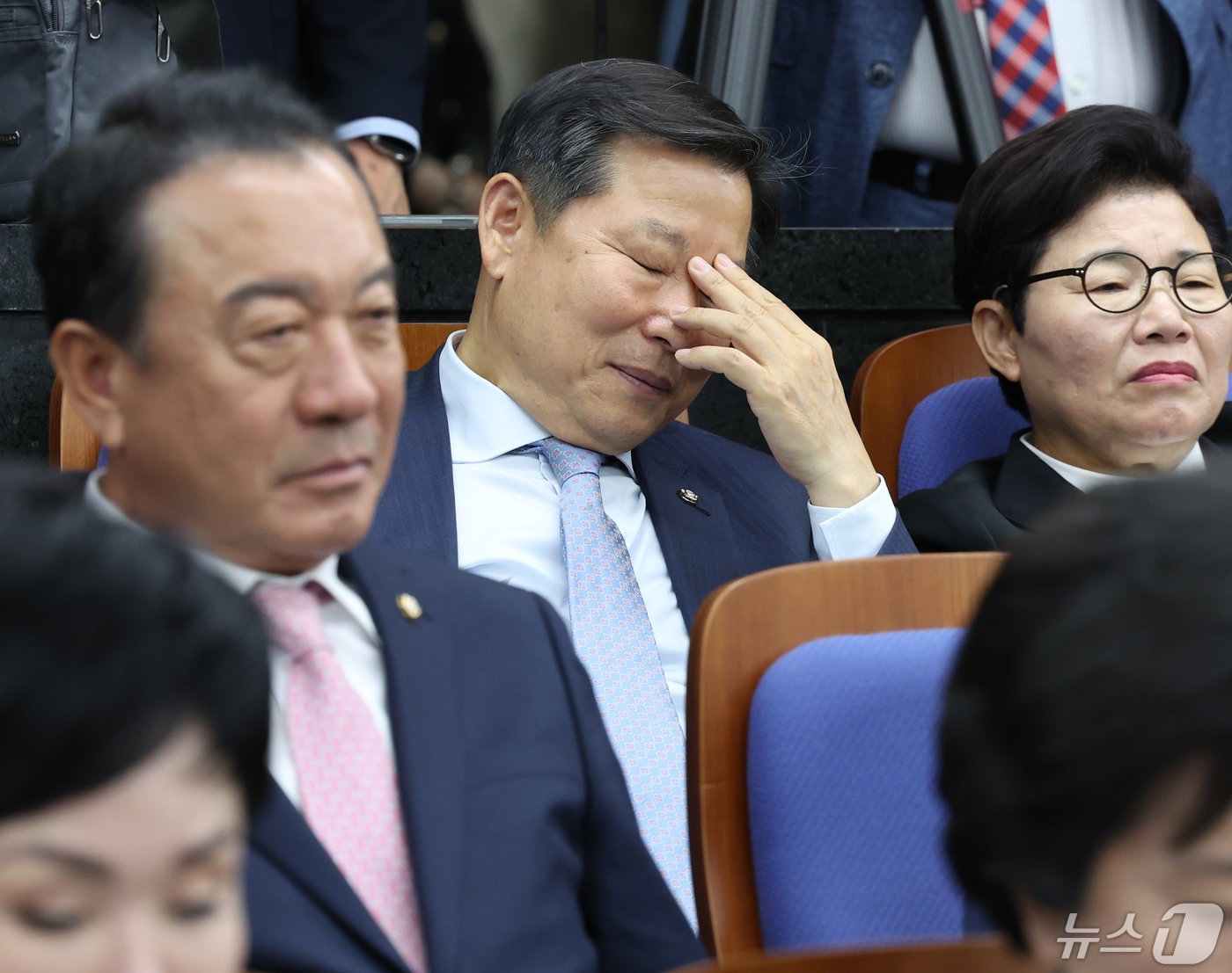 본문 이미지 - 이철규 국민의힘 의원이 2일 서울 여의도 국회에서 열린 의원총회에 참석하고 있다. 2024.5.2/뉴스1 ⓒ News1 송원영 기자
