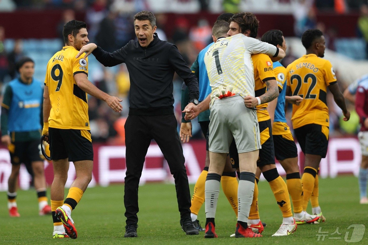 본문 이미지 - 브루노 라즈 전 울버햄튼 감독(가운데)이 리옹과 계약 합의를 마친 것으로 알려졌다. ⓒ AFP=뉴스1