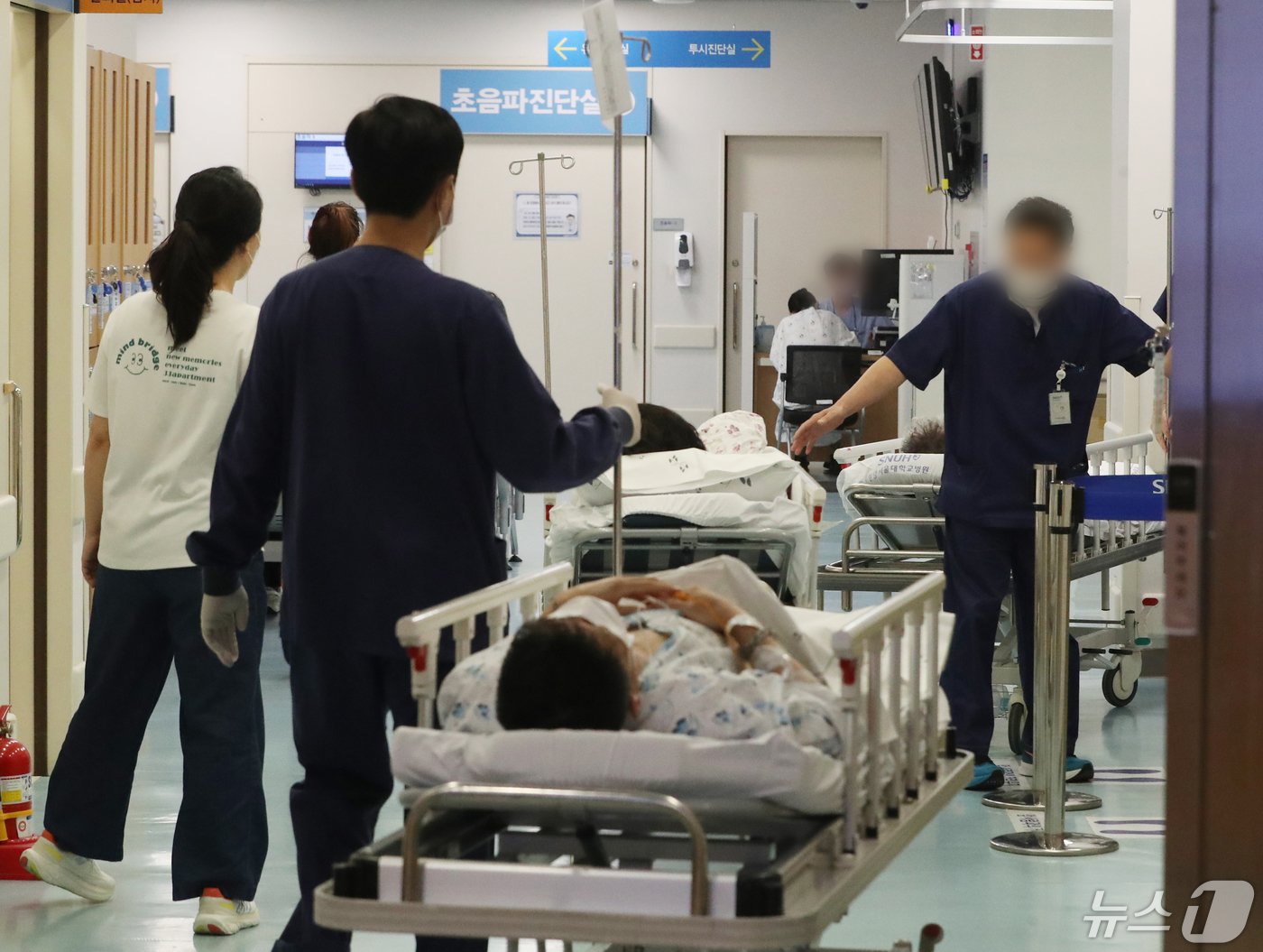 본문 이미지 - 2일 오후 경기 성남시 분당구 분당서울대병원이 진료를 대기하는 시민들로 북적이고 있다. 이날 분당서울대병원에 따르면 방재승 서울대 의대 교수협의회 비대위원장 등 4명이 사직의사를 밝히고 전날부터 진료를 중단했다. 앞서 이들은 지난달 24일 오는 5월 1일부로 사직하겠다고 예고했었다. 2024.5.2/뉴스1 ⓒ News1 김영운 기자