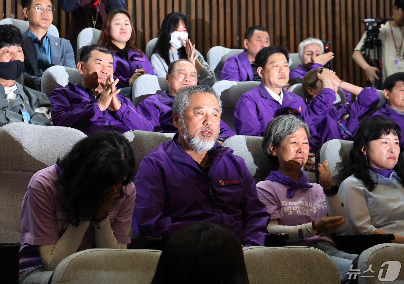 본문 이미지 - 10.29 이태원 참사 유가족협의회 회원들이 2일 서울 여의도 국회에서 열린 제414회국회(임시회) 제1차 본회의에서 10·29 이태원 참사 피해자 권리 보장과 진상규명 및 재발 방지를 위한 특별법의 가결을 지켜보고 있다. 2024.5.2/뉴스1 ⓒ News1 송원영 기자