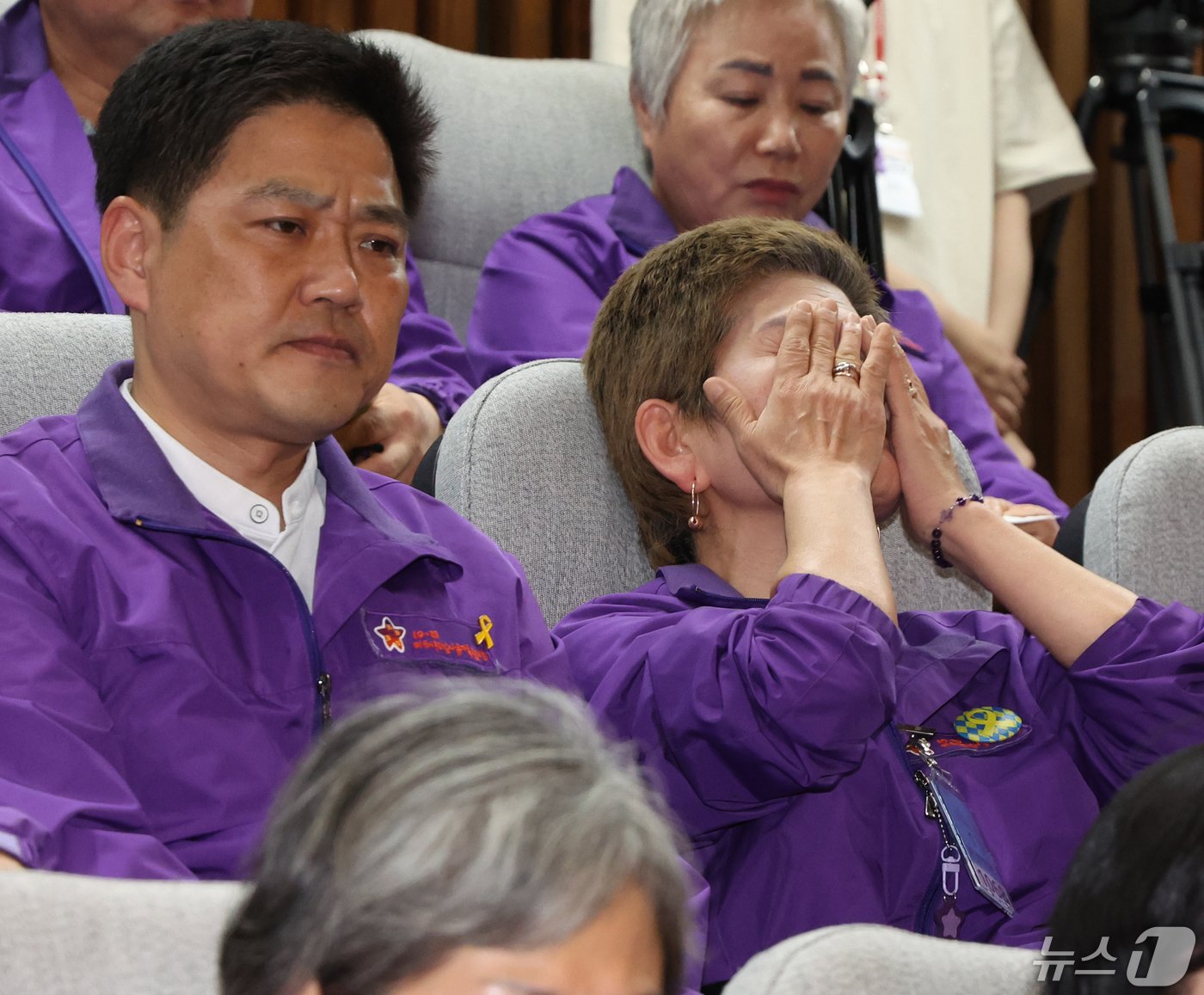 본문 이미지 - 10.29 이태원 참사 유가족협의회 회원들이 2일 서울 여의도 국회에서 열린 제414회국회(임시회) 제1차 본회의에서 10·29 이태원 참사 피해자 권리 보장과 진상규명 및 재발 방지를 위한 특별법의 가결을 지켜보고 있다. 2024.5.2/뉴스1 ⓒ News1 송원영 기자