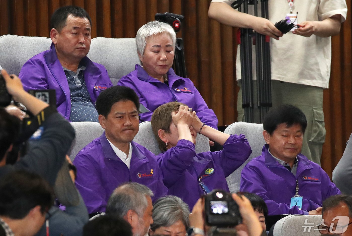 본문 이미지 - 10.29 이태원 참사 유가족협의회 회원들이 2일 서울 여의도 국회에서 열린 제414회국회(임시회) 제1차 본회의에서 10·29 이태원 참사 피해자 권리 보장과 진상규명 및 재발 방지를 위한 특별법의 가결을 지켜보고 있다. 2024.5.2/뉴스1 ⓒ News1 임세영 기자