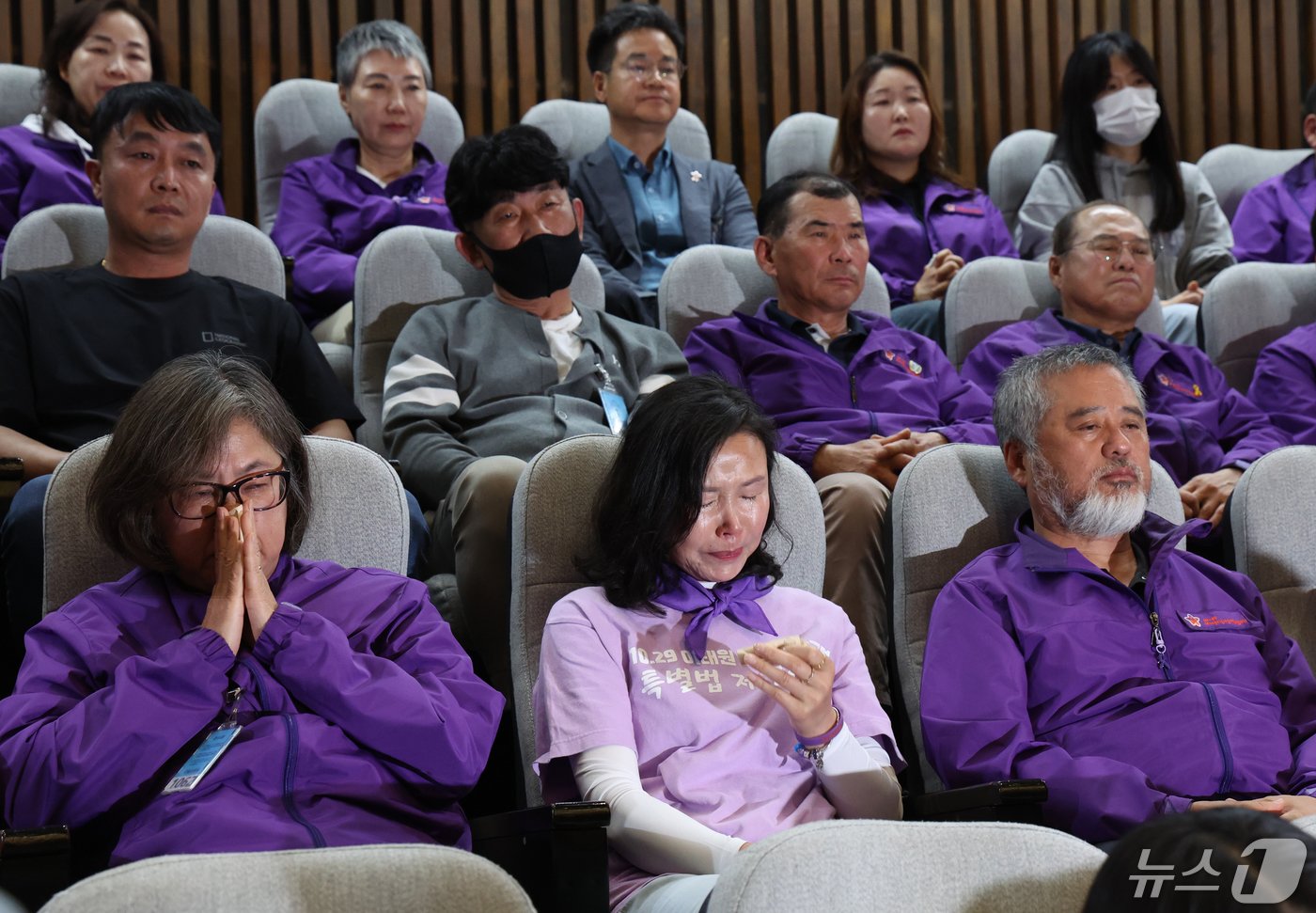 본문 이미지 - 이정민 10.29이태원참사유가족협의회 운영위원장 등이 2일 서울 여의도 국회에서 열린 제414회국회(임시회) 제1차 본회의에서 10·29 이태원 참사 피해자 권리 보장과 진상규명 및 재발 방지를 위한 특별법의 가결을 지켜보고 있다. 2024.5.2/뉴스1 ⓒ News1 송원영 기자