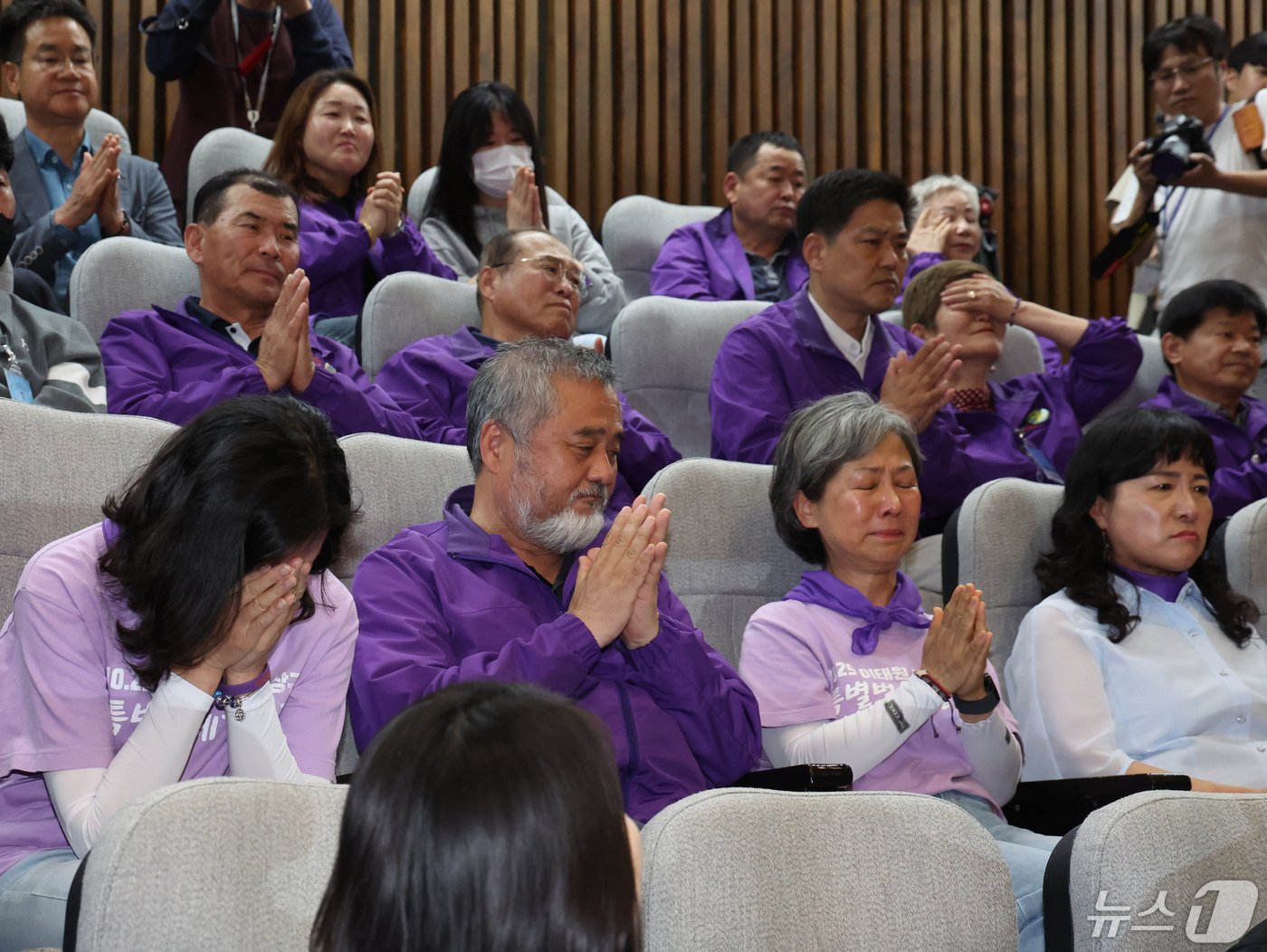본문 이미지 - 이정민 10.29이태원참사유가족협의회 운영위원장 등이 2일 서울 여의도 국회에서 열린 제414회국회(임시회) 제1차 본회의에서 10·29 이태원 참사 피해자 권리 보장과 진상규명 및 재발 방지를 위한 특별법의 가결을 지켜보고 있다. 2024.5.2/뉴스1 ⓒ News1 송원영 기자