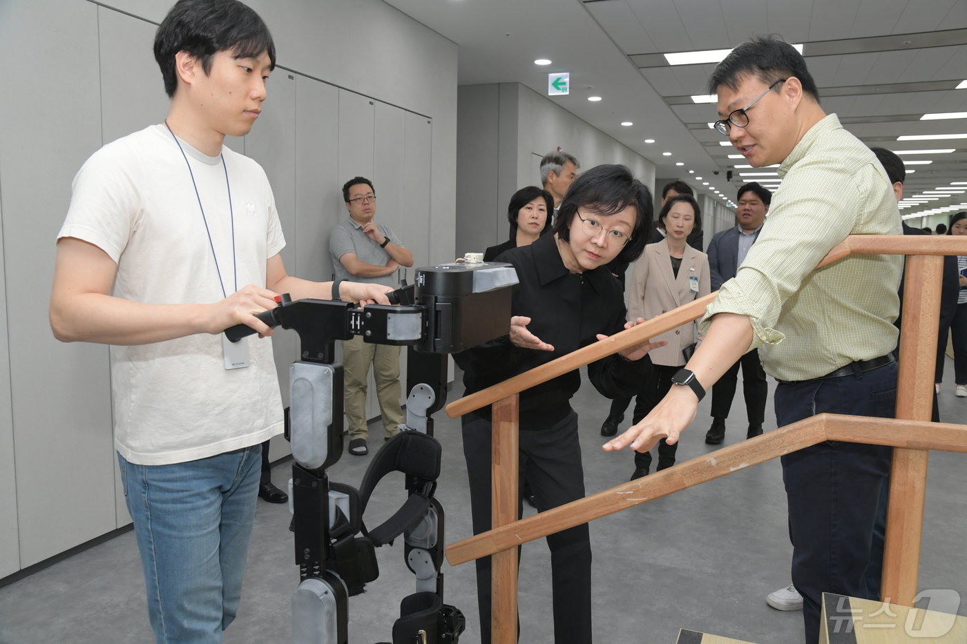 오유경 식품의약품안전처장이 지난달 18일 경기 의왕 현대차·기아 로보틱스랩에 방문해 의료로봇 연구·개발 현장을 둘러보는 모습&#40;식품의약품안전처 제공&#41;