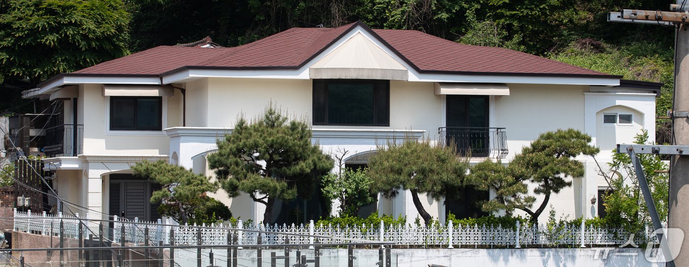 본문 이미지 - 2일 서울 서초구 내곡동 박근혜 전 대통령의 옛 사저 모습. 내곡동 사저의 현 소유주인 연예기획사 아이오케이컴퍼니는 지난해 말 내곡동 사저를 38억 원에 내놓은 것으로 나타났다.  2024.5.2/뉴스1 ⓒ News1 유승관 기자