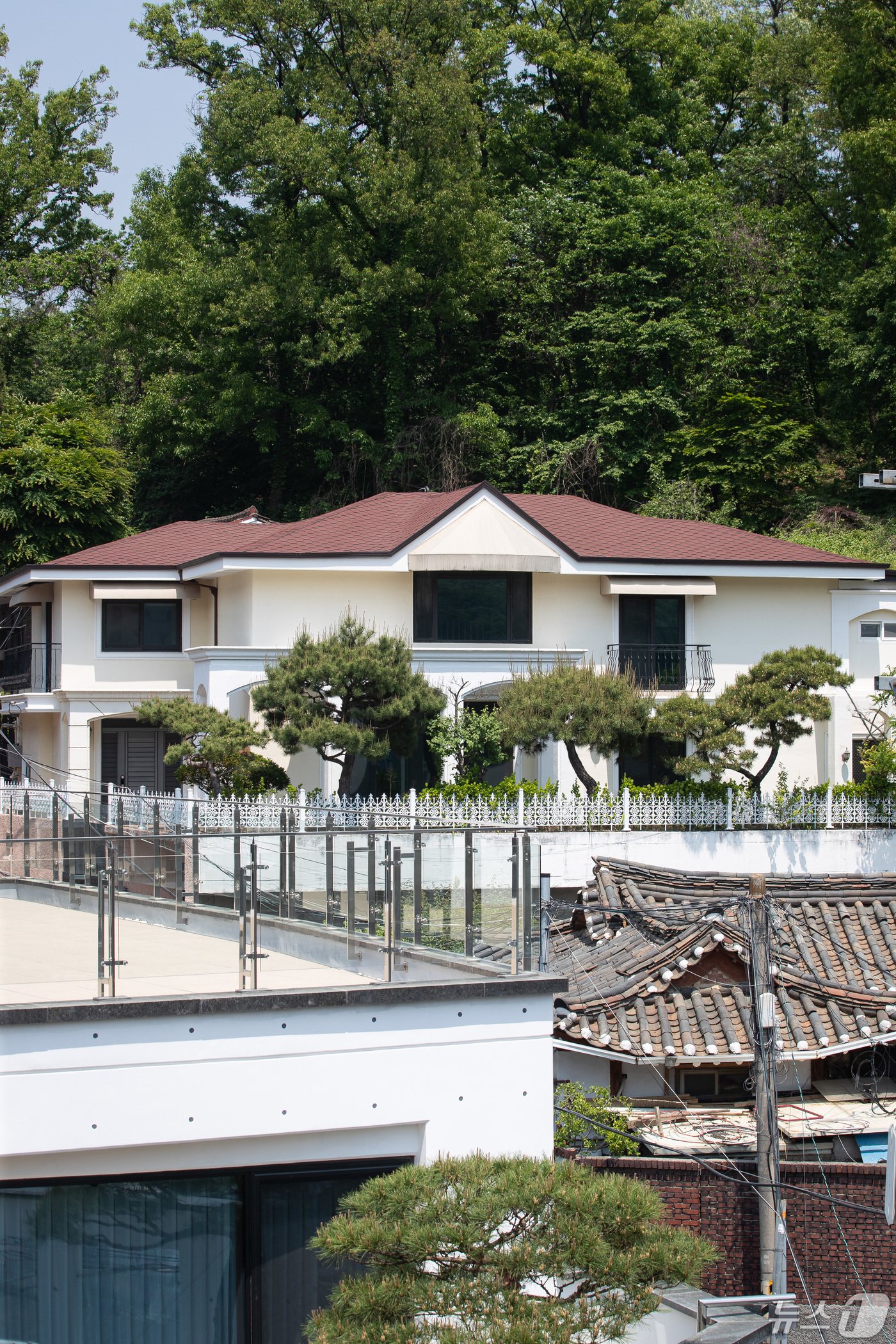 본문 이미지 - 2일 서울 서초구 내곡동 박근혜 전 대통령의 옛 사저 모습. 내곡동 사저의 현 소유주인 연예기획사 아이오케이컴퍼니는 지난해 말 내곡동 사저를 38억 원에 내놓은 것으로 나타났다.  2024.5.2/뉴스1 ⓒ News1 유승관 기자