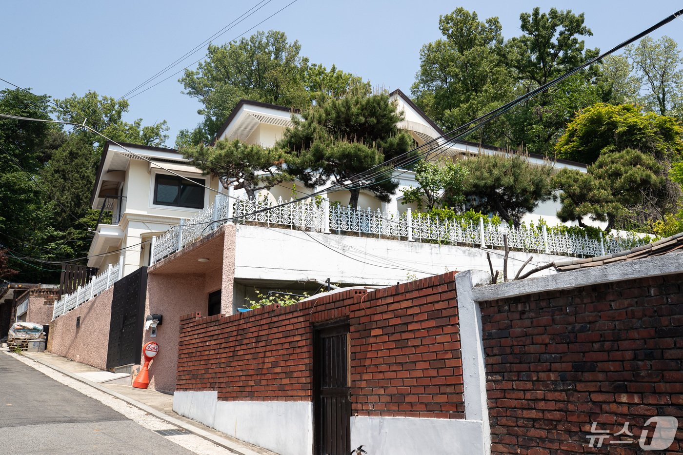 본문 이미지 - 2일 서울 서초구 내곡동 박근혜 전 대통령의 옛 사저 모습. 내곡동 사저의 현 소유주인 연예기획사 아이오케이컴퍼니는 지난해 말 내곡동 사저를 38억 원에 내놓은 것으로 나타났다.  2024.5.2/뉴스1 ⓒ News1 유승관 기자