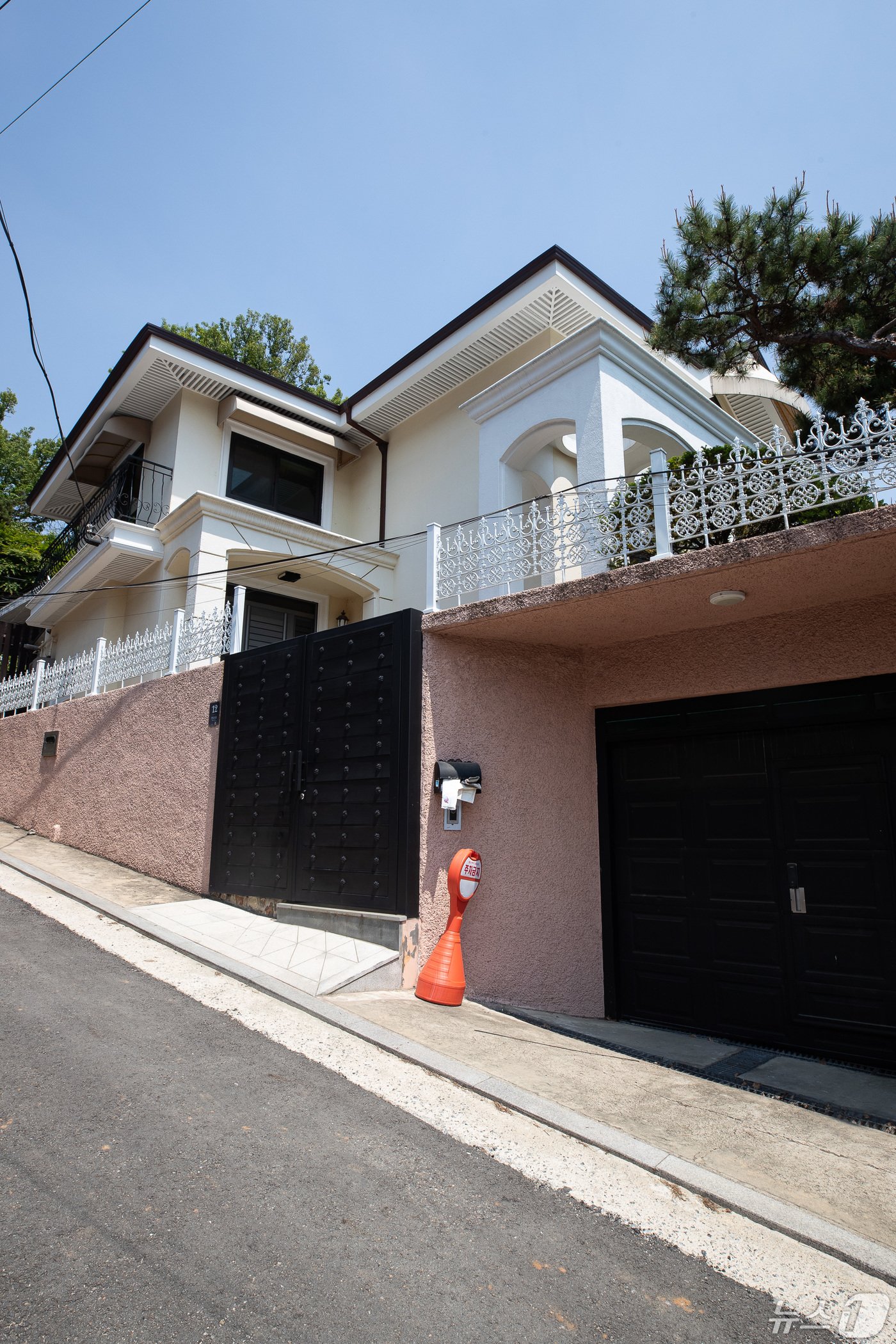 본문 이미지 - 2일 서울 서초구 내곡동 박근혜 전 대통령의 옛 사저 모습. 내곡동 사저의 현 소유주인 연예기획사 아이오케이컴퍼니는 지난해 말 내곡동 사저를 38억 원에 내놓은 것으로 나타났다.  2024.5.2/뉴스1 ⓒ News1 유승관 기자