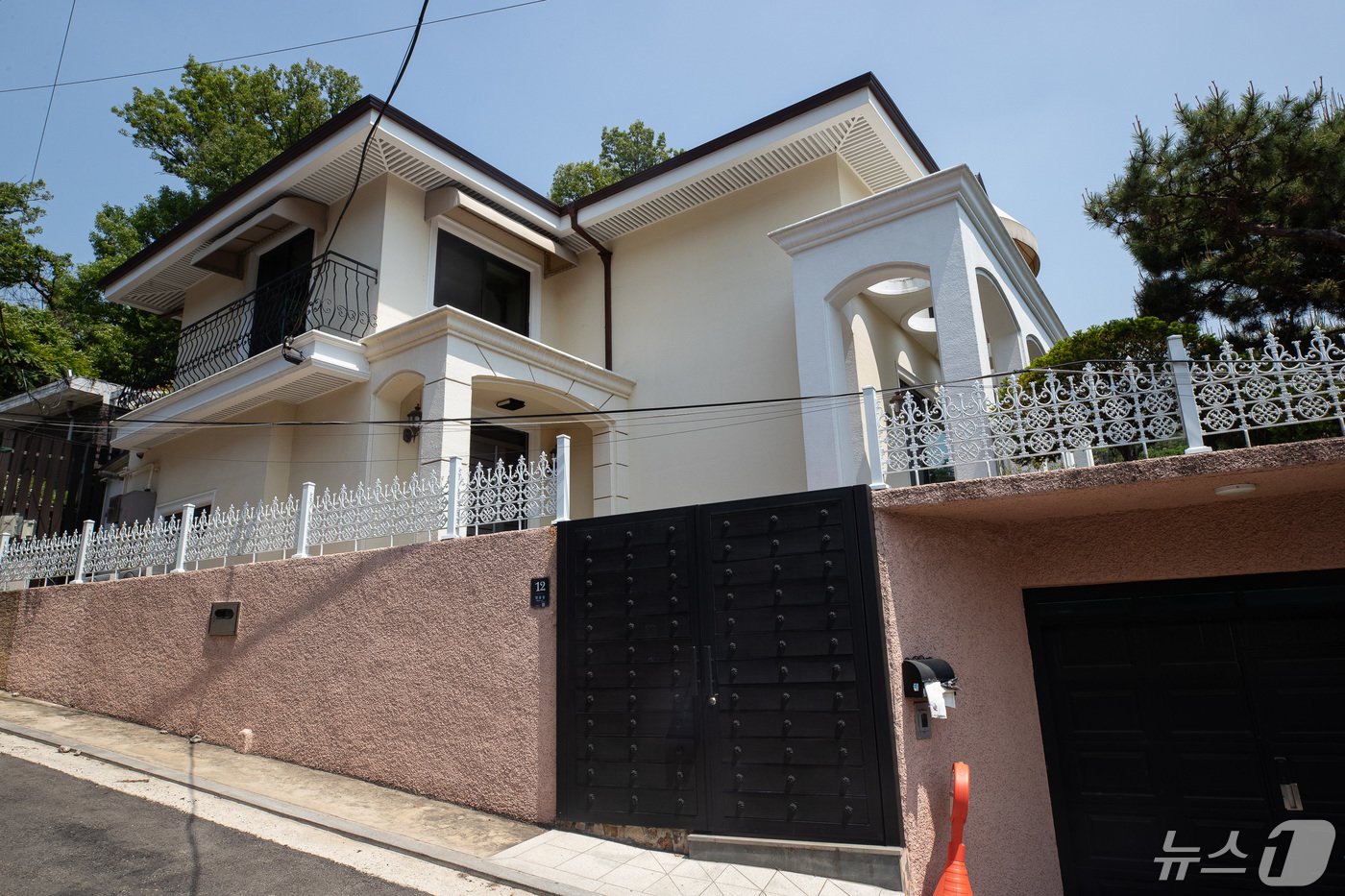 본문 이미지 - 2일 서울 서초구 내곡동 박근혜 전 대통령의 옛 사저 모습. 내곡동 사저의 현 소유주인 연예기획사 아이오케이컴퍼니는 지난해 말 내곡동 사저를 38억 원에 내놓은 것으로 나타났다.  2024.5.2/뉴스1 ⓒ News1 유승관 기자