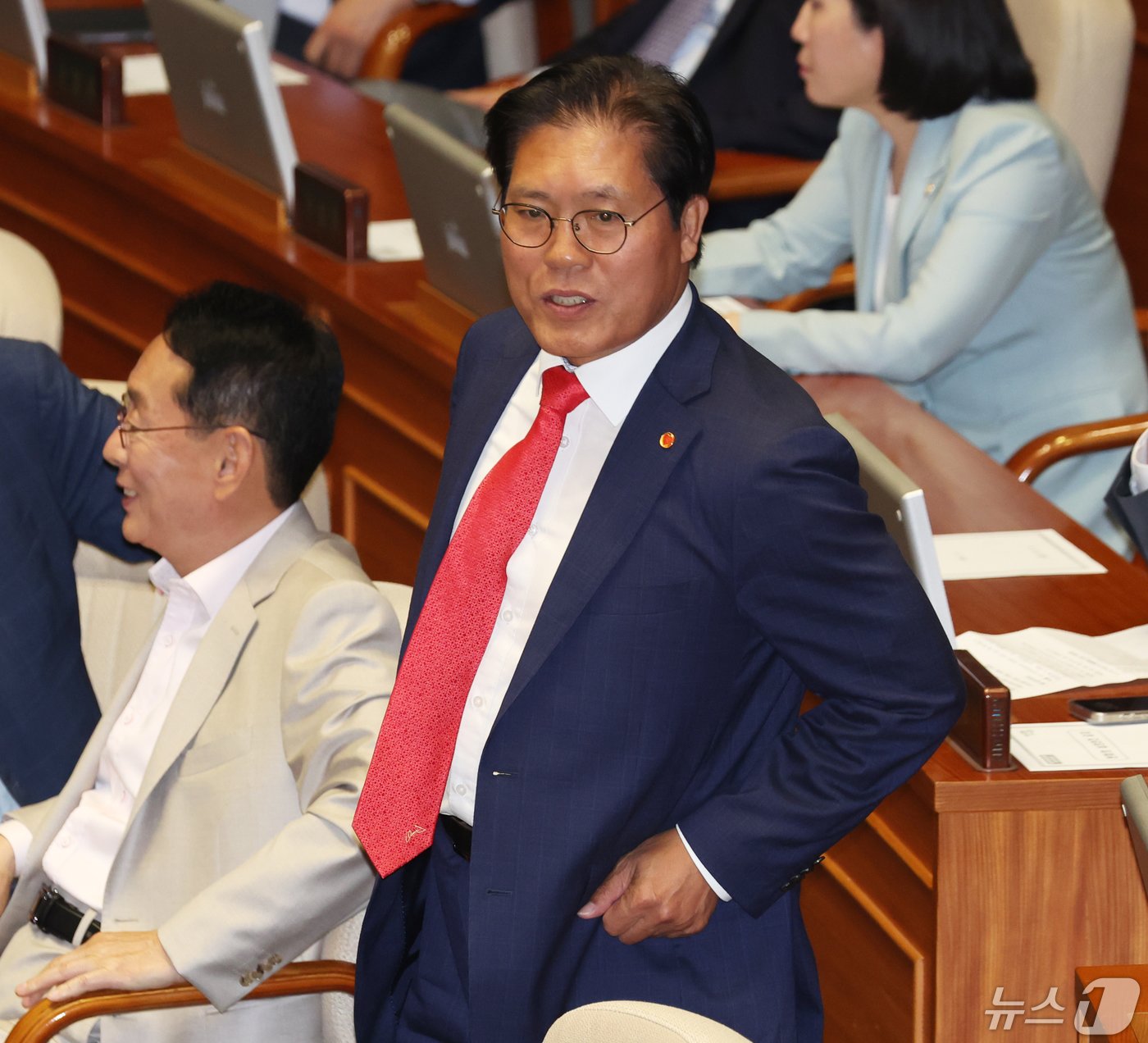 본문 이미지 - 송석준 국민의힘 의원이 2일 서울 여의도 국회에서 열린 제414회국회(임시회) 제1차 본회의에 참석하고 있다. 2024.5.2/뉴스1 ⓒ News1 송원영 기자