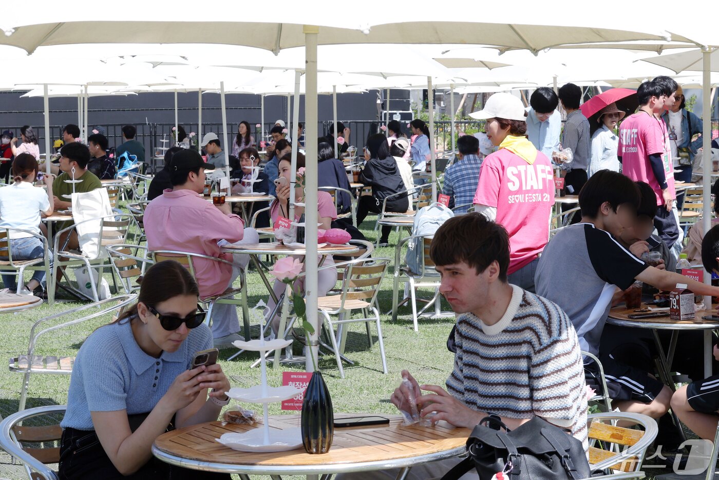 본문 이미지 - 서울 중구 서울광장에서 열린 티타임 파티를 찾은 시민들이 파라솔 아래서 시원한 커피와 다과를 즐기고 있다. . 2024.5.2/뉴스1 ⓒ News1 박정호 기자
