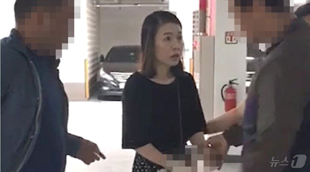 본문 이미지 - 2019년 6월 1일 충북 청주의 한 아파트 지하 주차장에서 경찰에 긴급체포 될 당시 &#34;내가 왜&#34;라는 표정을 짓고 있는 고유정. &#40;경찰 영상 갈무리&#41; ⓒ 뉴스1 