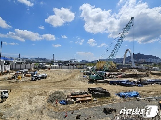 부산항 북항 재개발사업 현장.