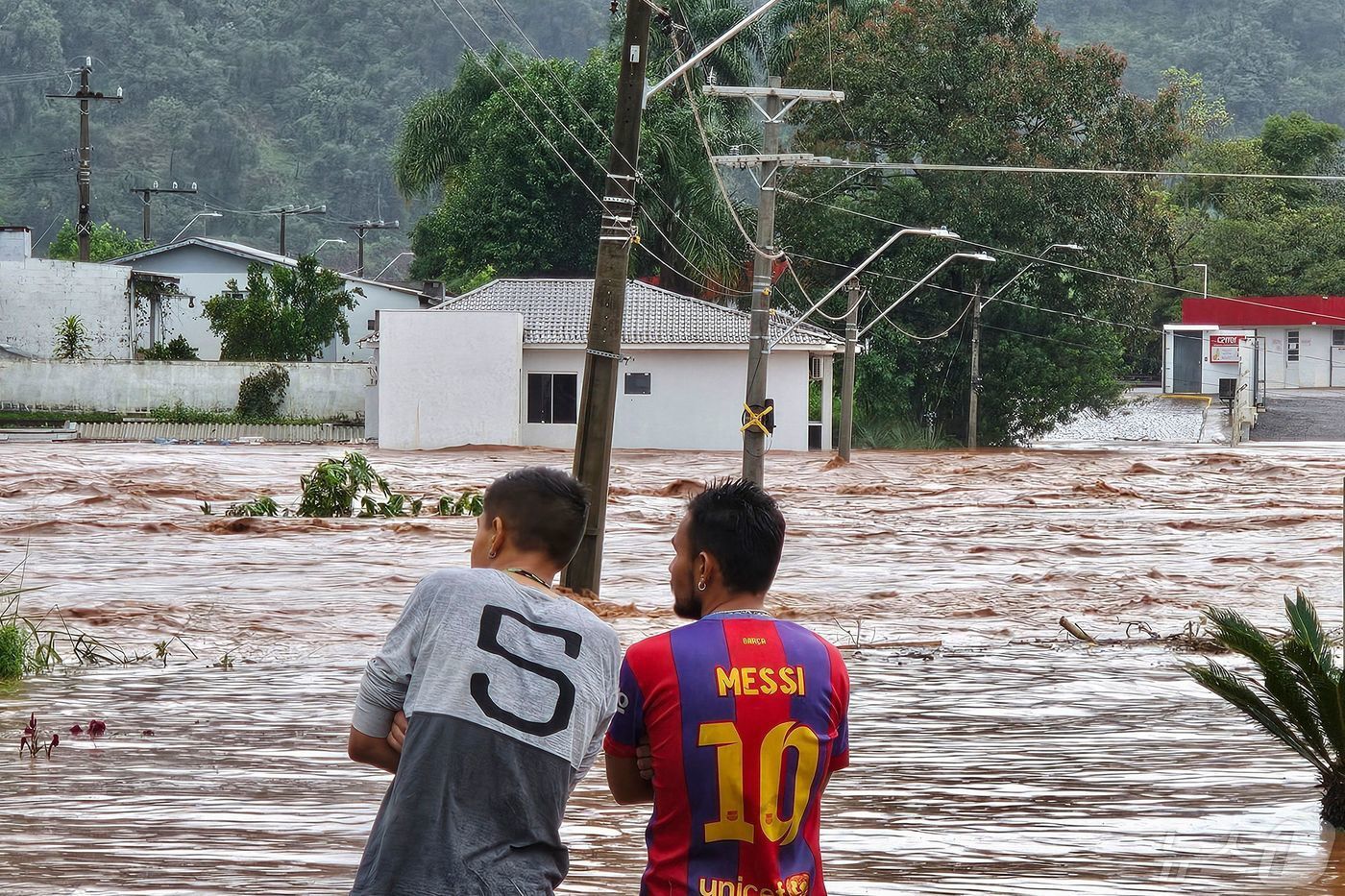 폭우로 물에 잠긴 거리를 시민들이 바라보고 있다.ⓒ AFP=뉴스1 ⓒ News1 정지윤 기자