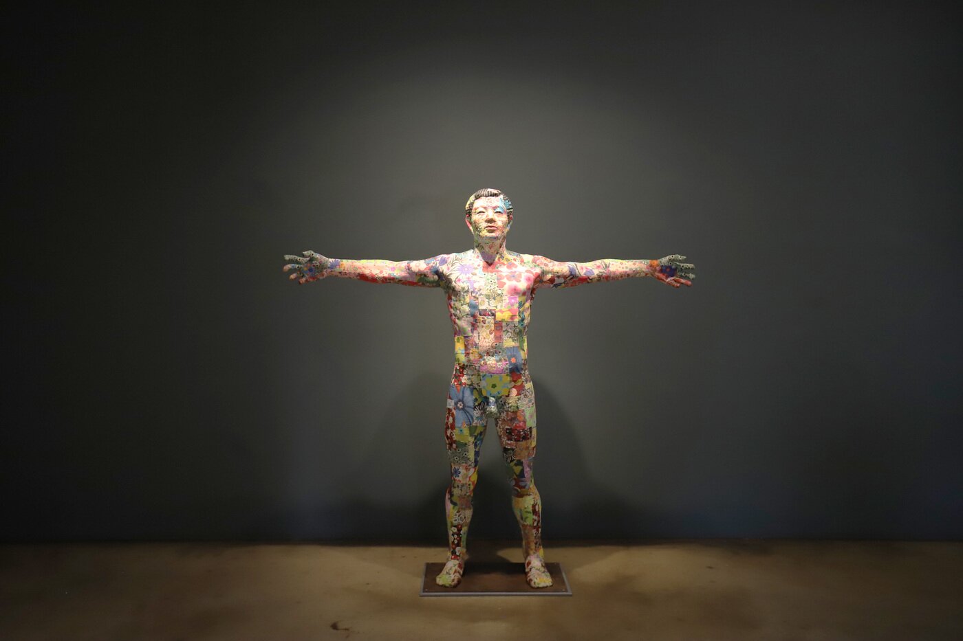 본문 이미지 -  윤석구, A New Life&#40;남성&#41;, 2019, 섬유 강화 플라스틱/천, 197x192x42cm. 학고재 제공.