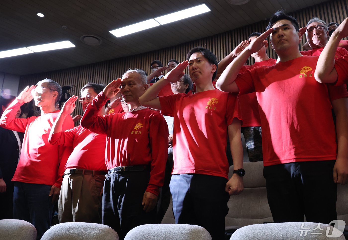 본문 이미지 - 해병대 예비역연대 회원들이 2일 서울 여의도 국회에서 열린 제414회국회(임시회) 제1차 본회의에서 '채상병특검법'(순직 해병수사 방해 및 사건 은폐 등의 진상규명을 위한 특별검사의 임명 등에 관한 법률안)이 통과되자 경례를 하고 있다. 2024.5.2/뉴스1 ⓒ News1 송원영 기자