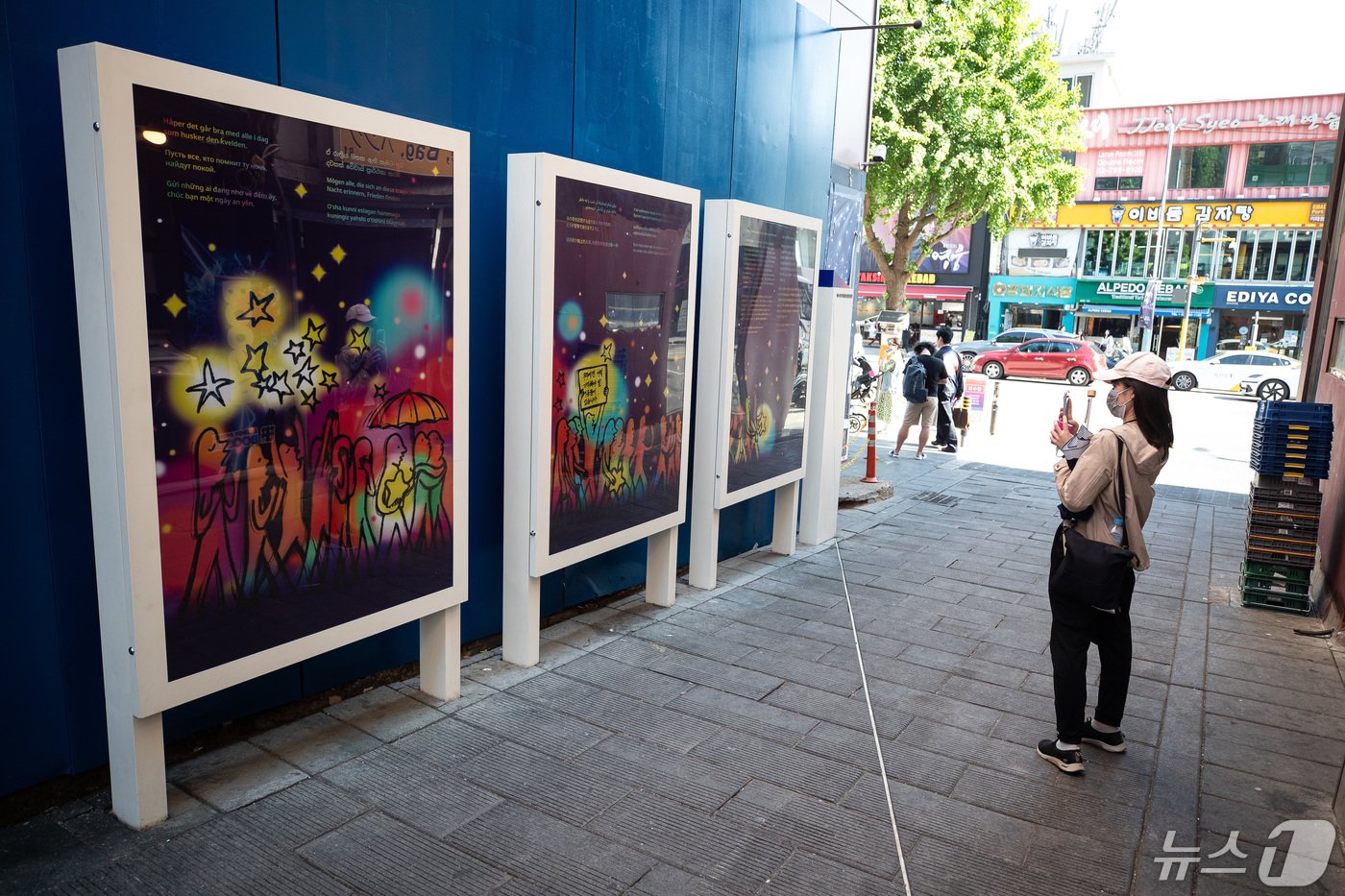 본문 이미지 - 2일 서울 용산구 이태원참사 현장에서 한 시민이 10·29 기억과 안전의 길을 휴대전화로 촬영하고 있다. 2024.5.2/뉴스1 ⓒ News1 유승관 기자