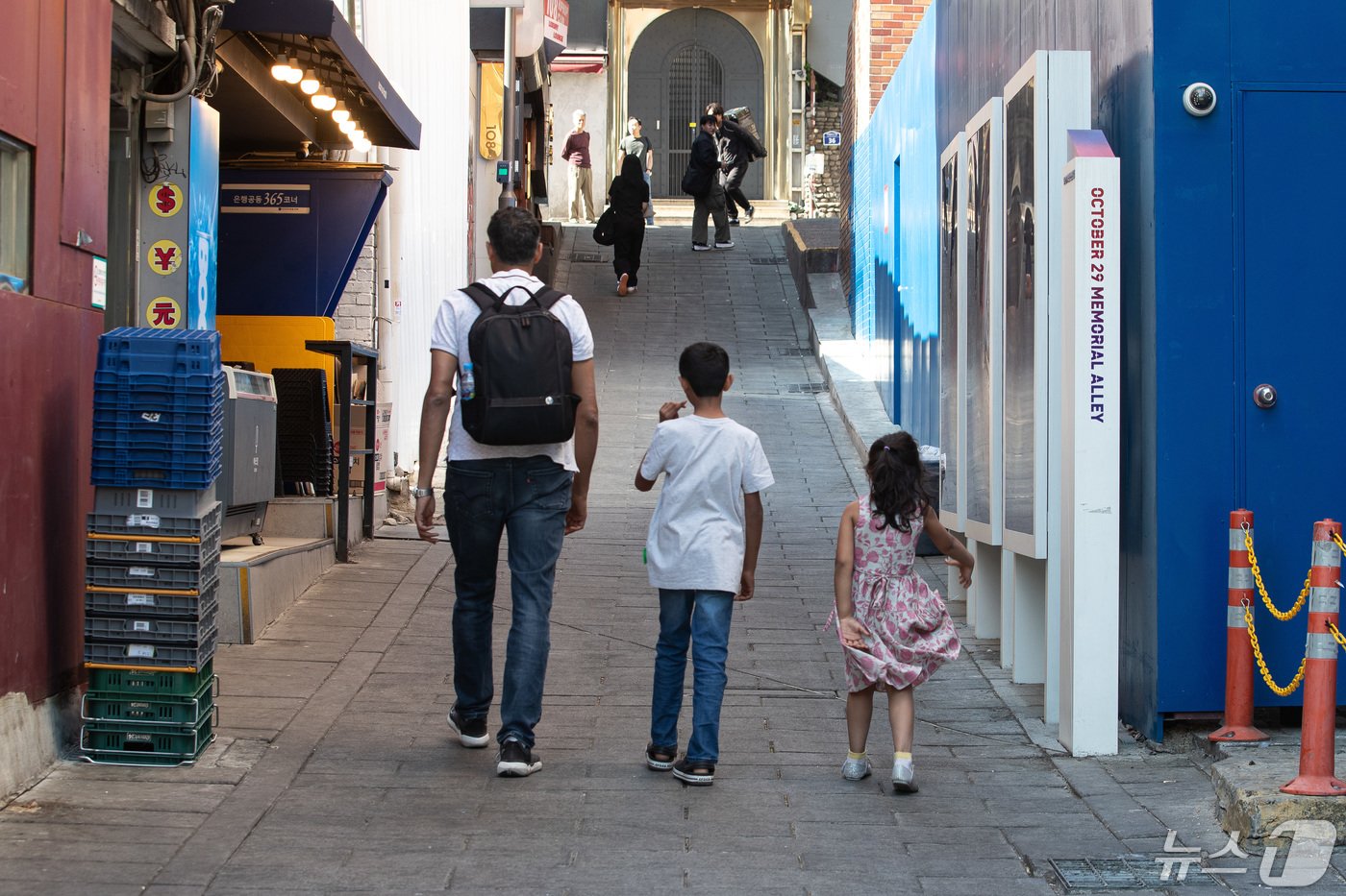 본문 이미지 - 2일 서울 용산구 이태원참사 현장에 마련된 10·29 기억과 안전의 길 모습. 국회는 이날 오후 본회의를 열고 여야가 합의해 수정한 10·29 이태원 참사 피해자 권리 보장과 진상 규명 및 재발 방지를 위한 특별법안을 가결 처리했다. 지난 2022년 10월29일 참사가 발생 지 1년 6개월여 만이다. 2024.5.2/뉴스1 ⓒ News1 유승관 기자