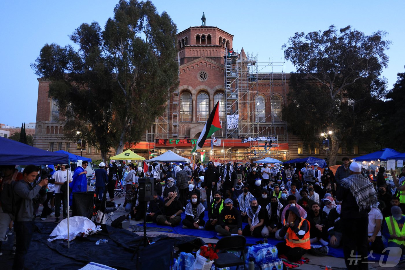 본문 이미지 - 미국 뉴욕 컬럼비아대에서 시작된 친(親)팔레스타인·가자전쟁 종전 시위가 미 전역의 대학가로 번진 가운데 1일(현지시간) 캘리포니아대 로스앤젤레스(UCLA) 캠퍼스 교정에서 학생들이 천막 농성을 벌이고 있다. 2024.05.01. ⓒ 로이터=뉴스1 ⓒ News1 김성식 기자