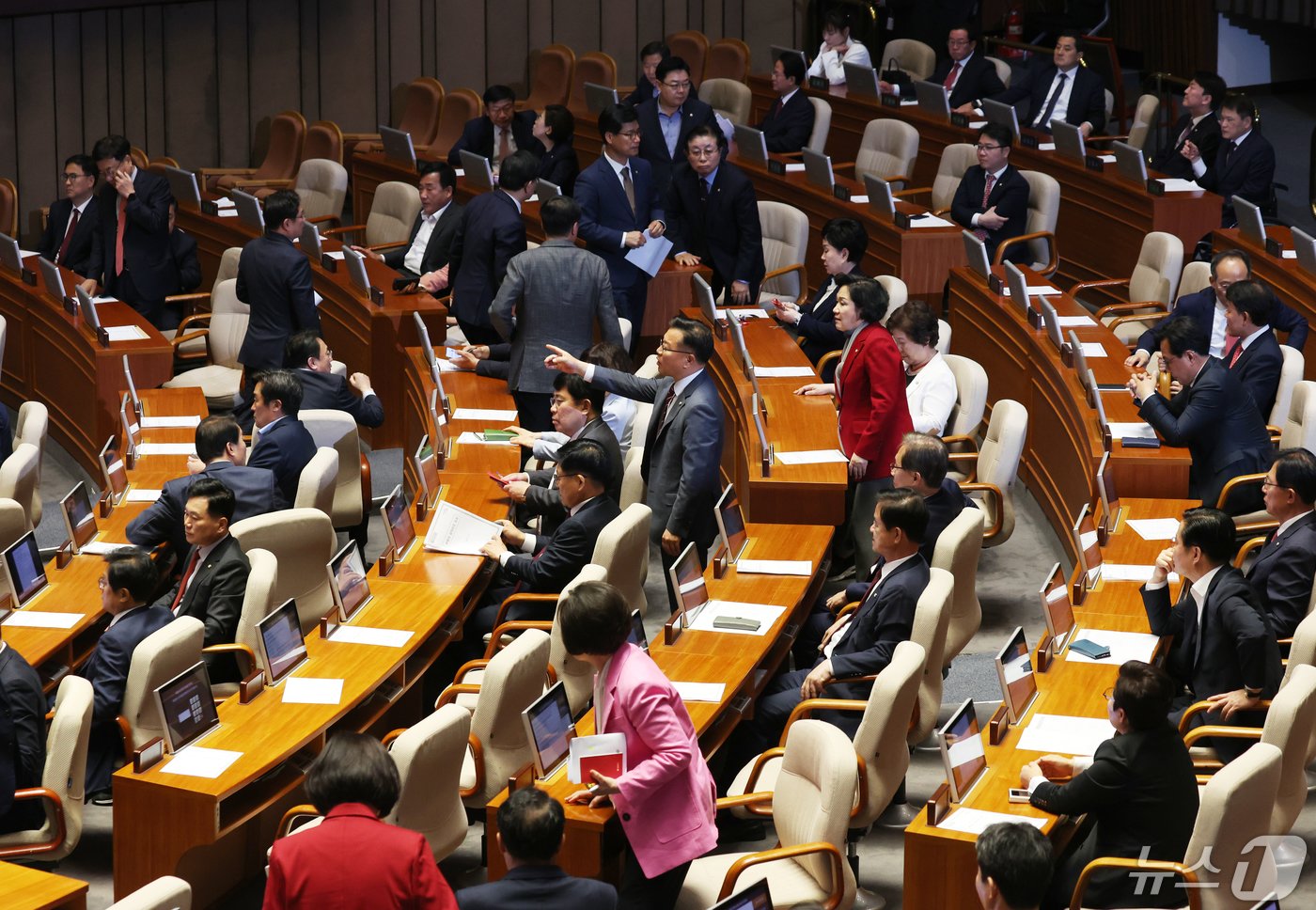 국민의힘 의원들이 2일 서울 여의도 국회에서 열린 제414회국회&#40;임시회&#41; 제1차 본회의에서 &#39;채상병특검법&#39;&#40;순직 해병수사 방해 및 사건 은폐 등의 진상규명을 위한 특별검사의 임명 등에 관한 법률안&#41;이 상정 되자 항의하고 있다. 2024.5.2/뉴스1 ⓒ News1 송원영 기자